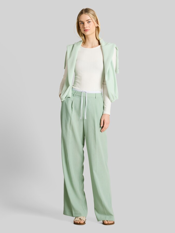 Pantalon large au look 2 en 1 par Denim Female, light matcha green