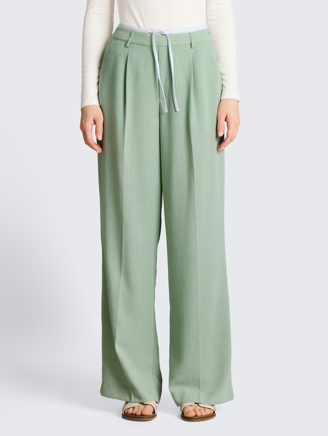 Wide Leg Hose im 2-in-1-Look - light matcha green - Ausschnitt Model-Vorderansicht