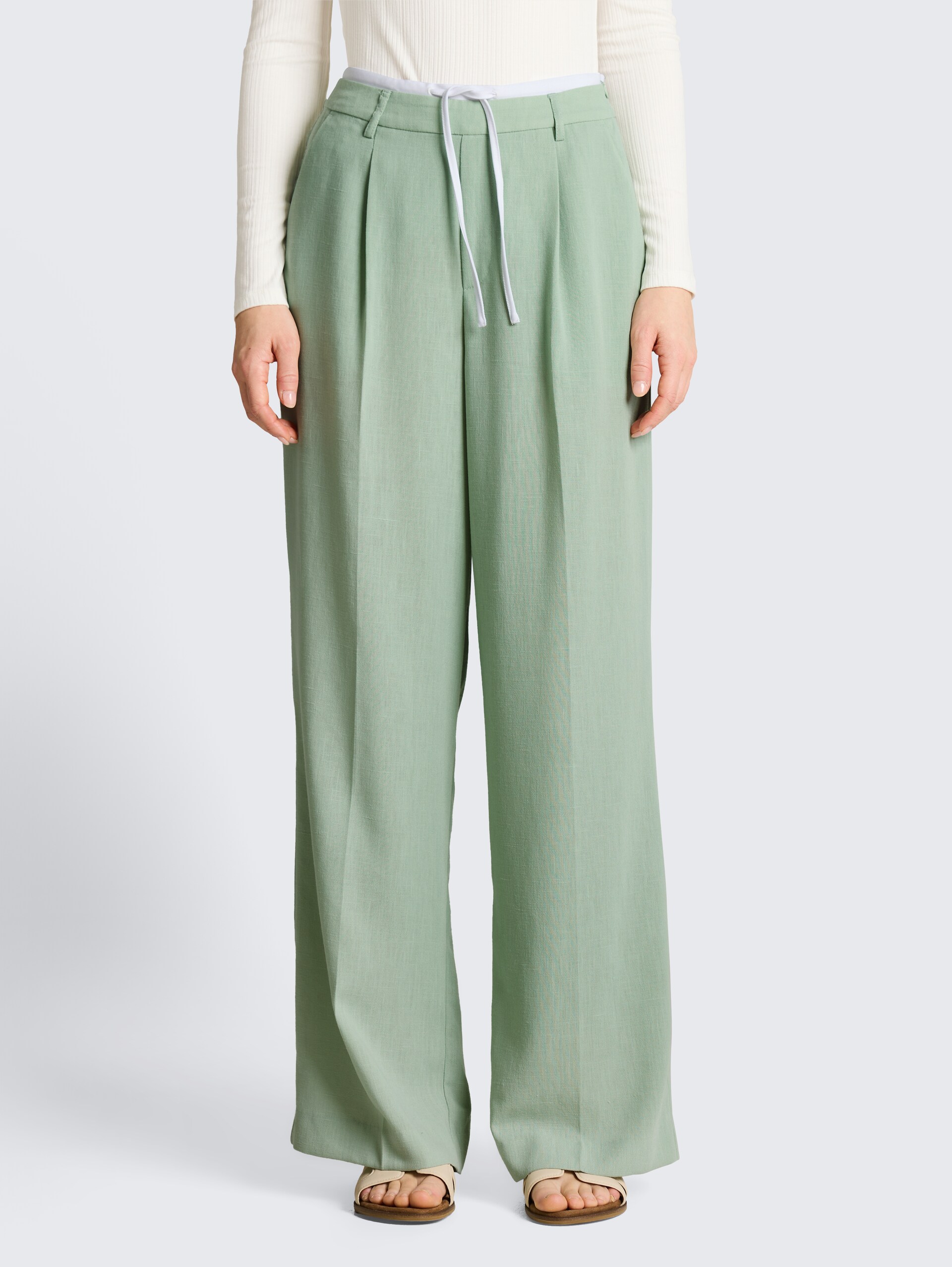 Wide Leg Hose im 2-in-1-Look - light matcha green - Ausschnitt Model-Vorderansicht