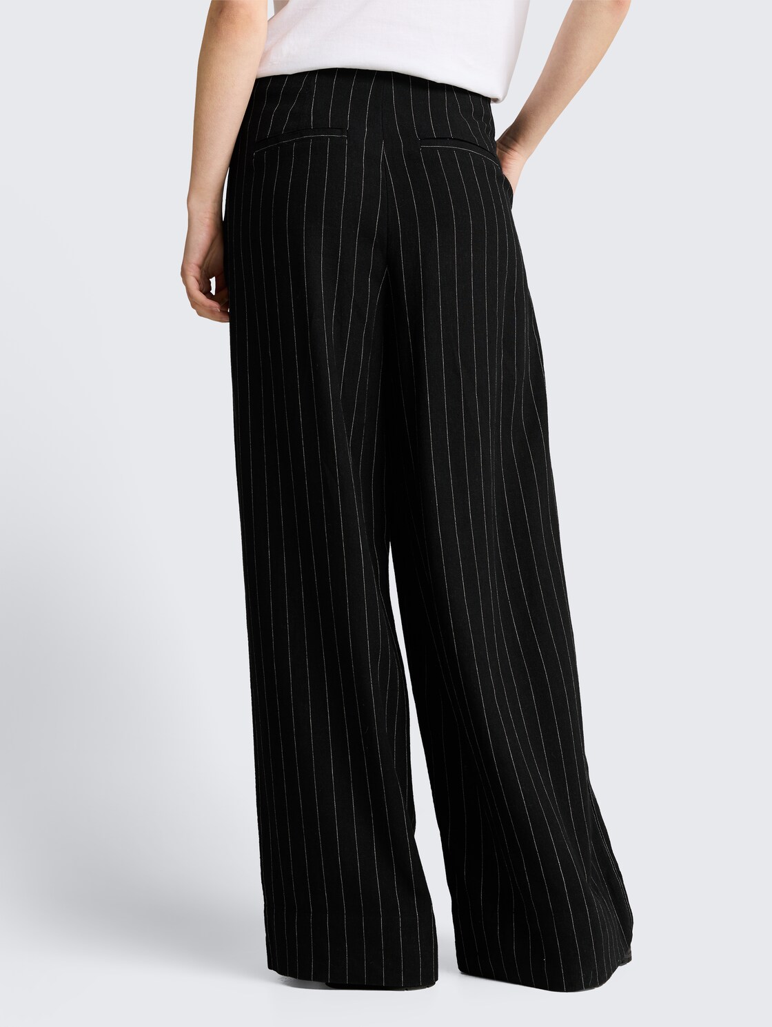 Wide Leg Hose mit Leinenanteil - black beige vertical stripe - Auschnitt Model-Rückansicht