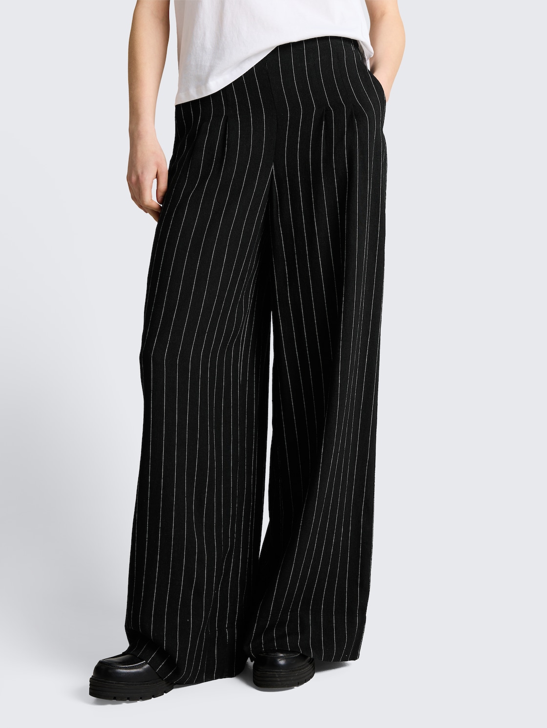 Wide Leg Hose mit Leinenanteil - black beige vertical stripe - Ausschnitt Model-Vorderansicht