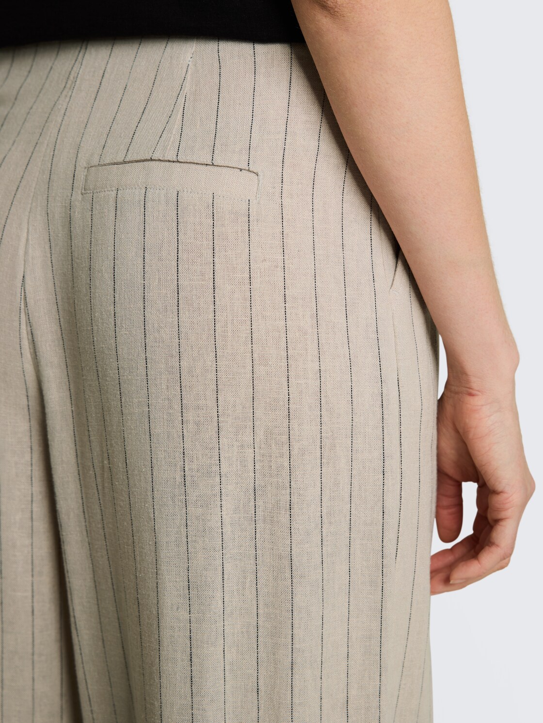 Wide Leg Hose mit Leinenanteil - beige black vertical stripe - Detail-Model-Ansicht