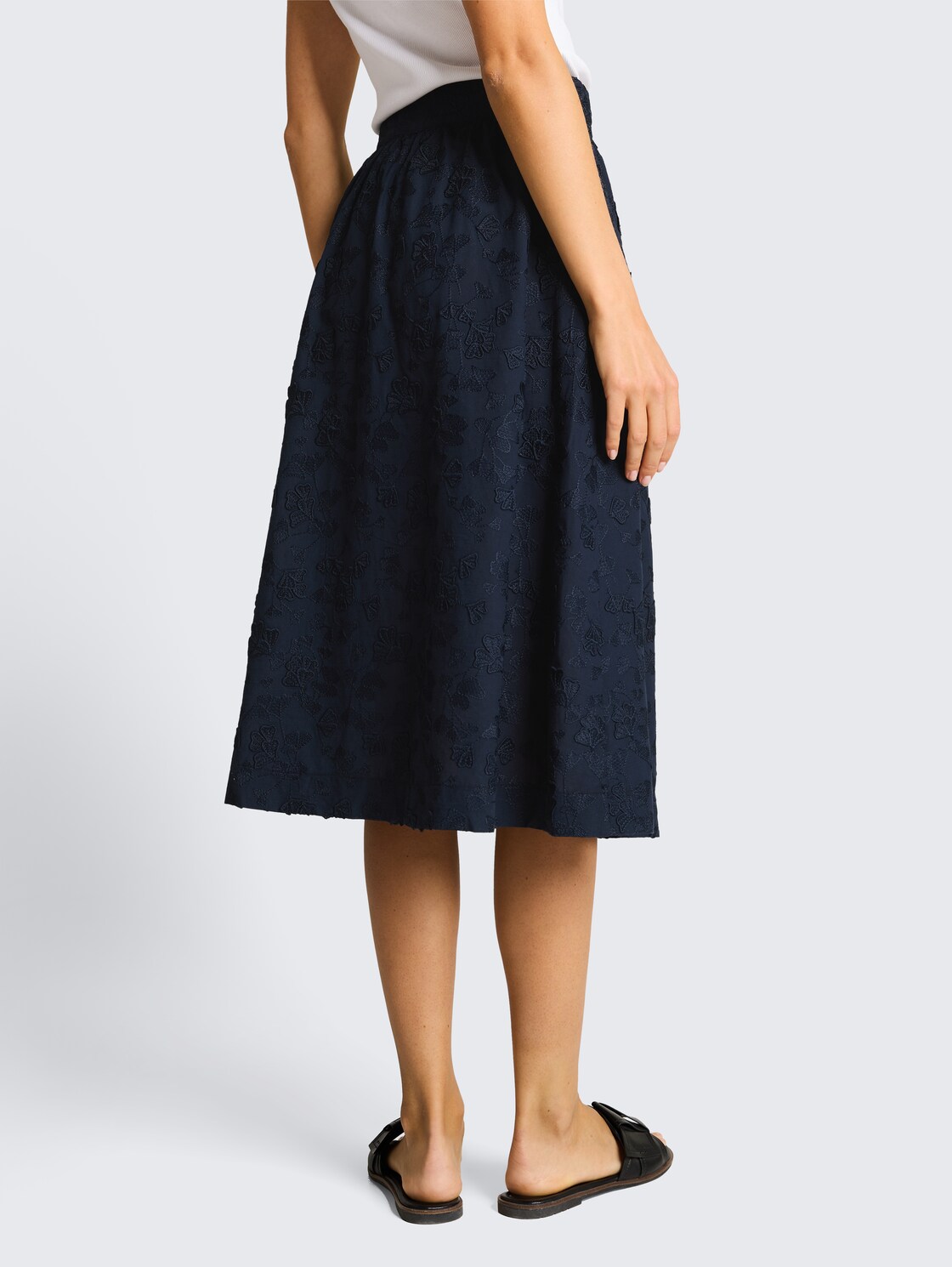 High Waist Midi-Rock mit Stickerei - sky captain blue - Auschnitt Model-Rückansicht