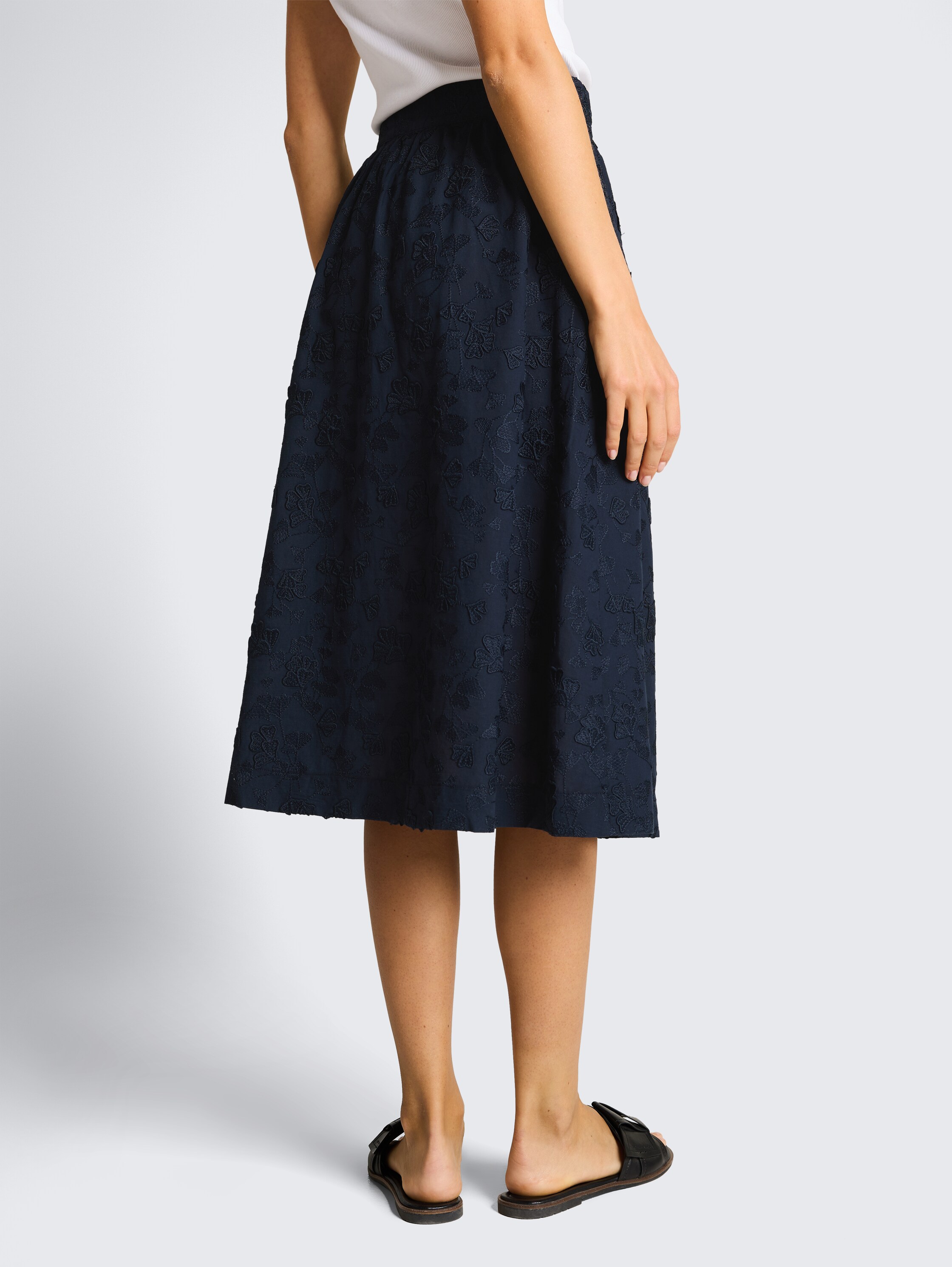 High Waist Midi-Rock mit Stickerei - sky captain blue - Auschnitt Model-Rückansicht