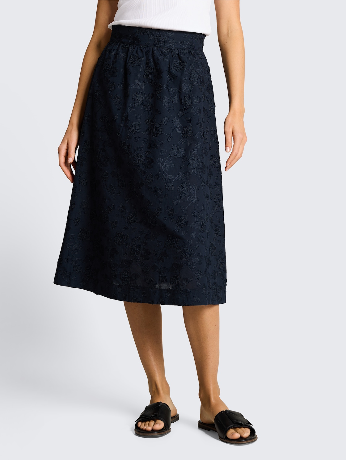 High Waist Midi-Rock mit Stickerei - sky captain blue - Ausschnitt Model-Vorderansicht