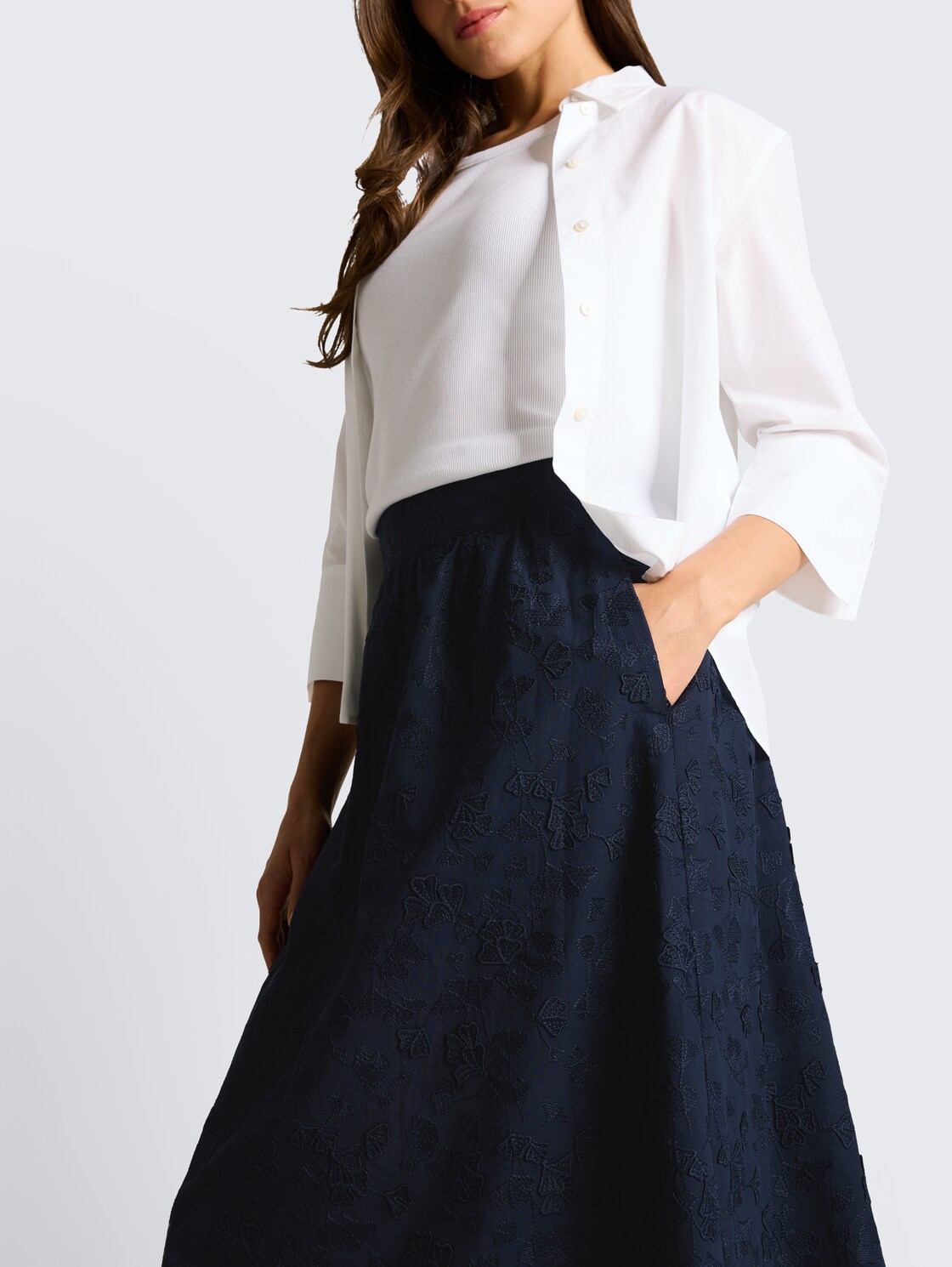 High Waist Midi-Rock mit Stickerei - sky captain blue - Detail-Model-Ansicht