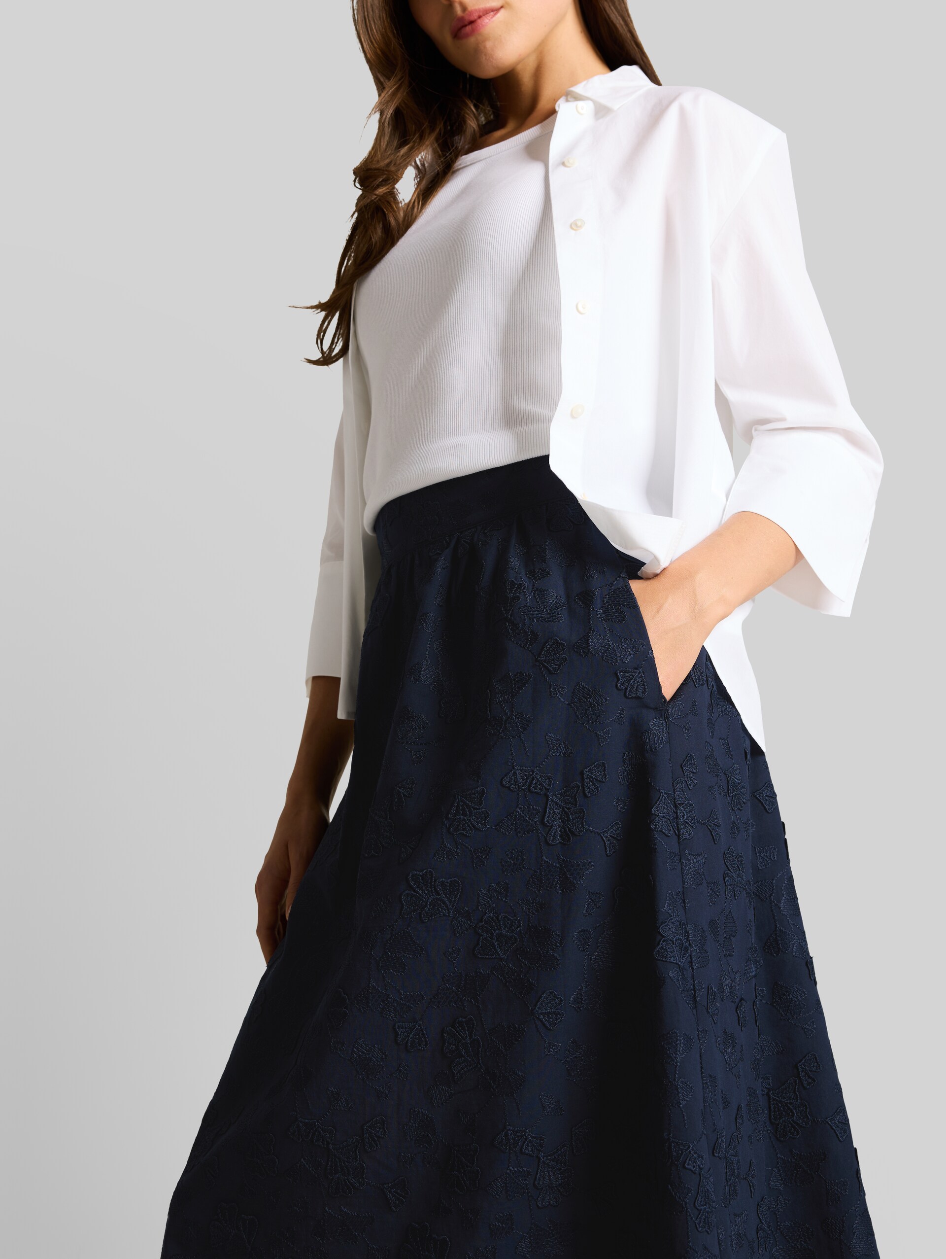 High-waisted midi skirt with embroidery - sky captain blue - Detail model view