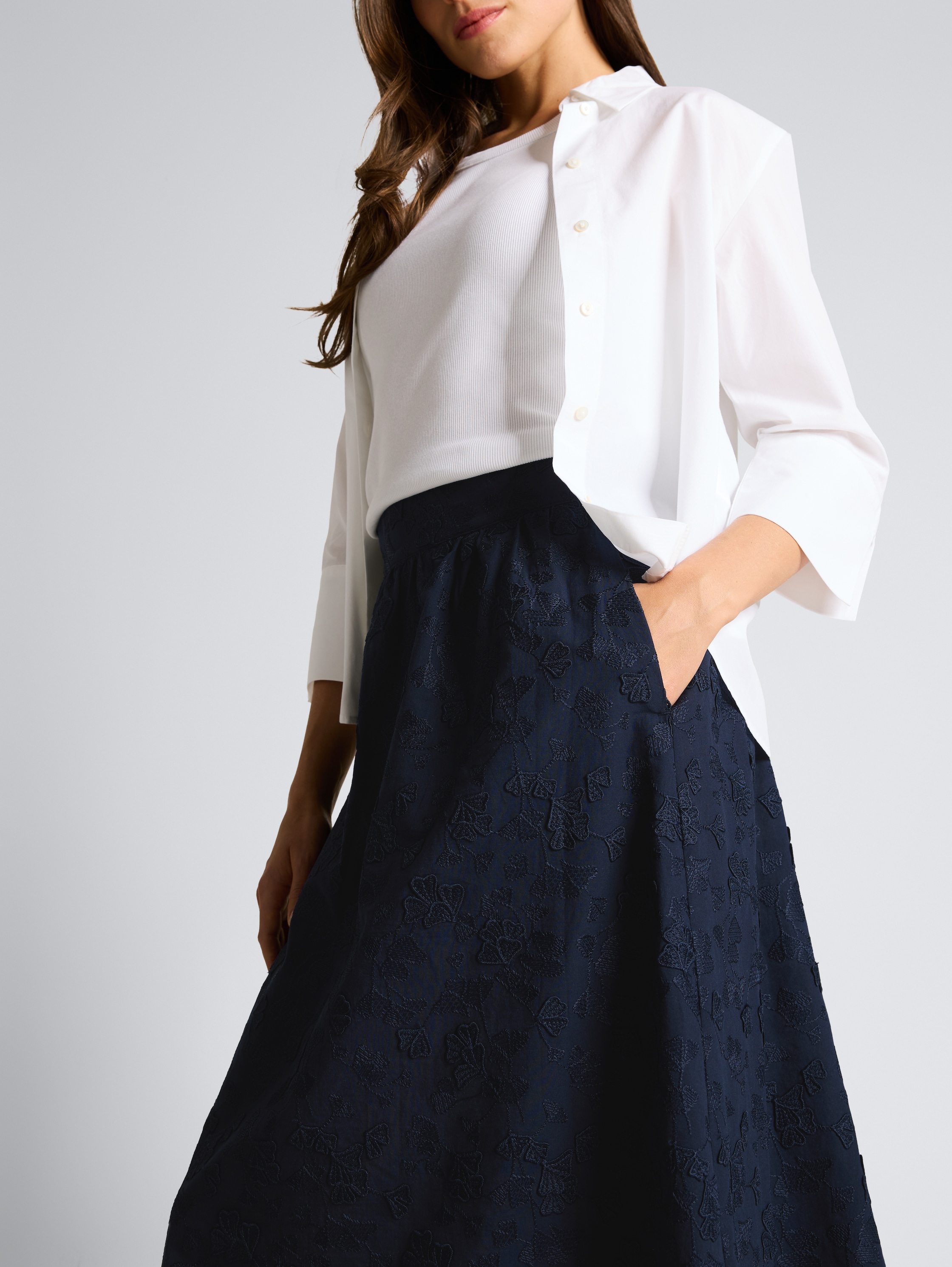 High Waist Midi-Rock mit Stickerei - sky captain blue - Detail-Model-Ansicht