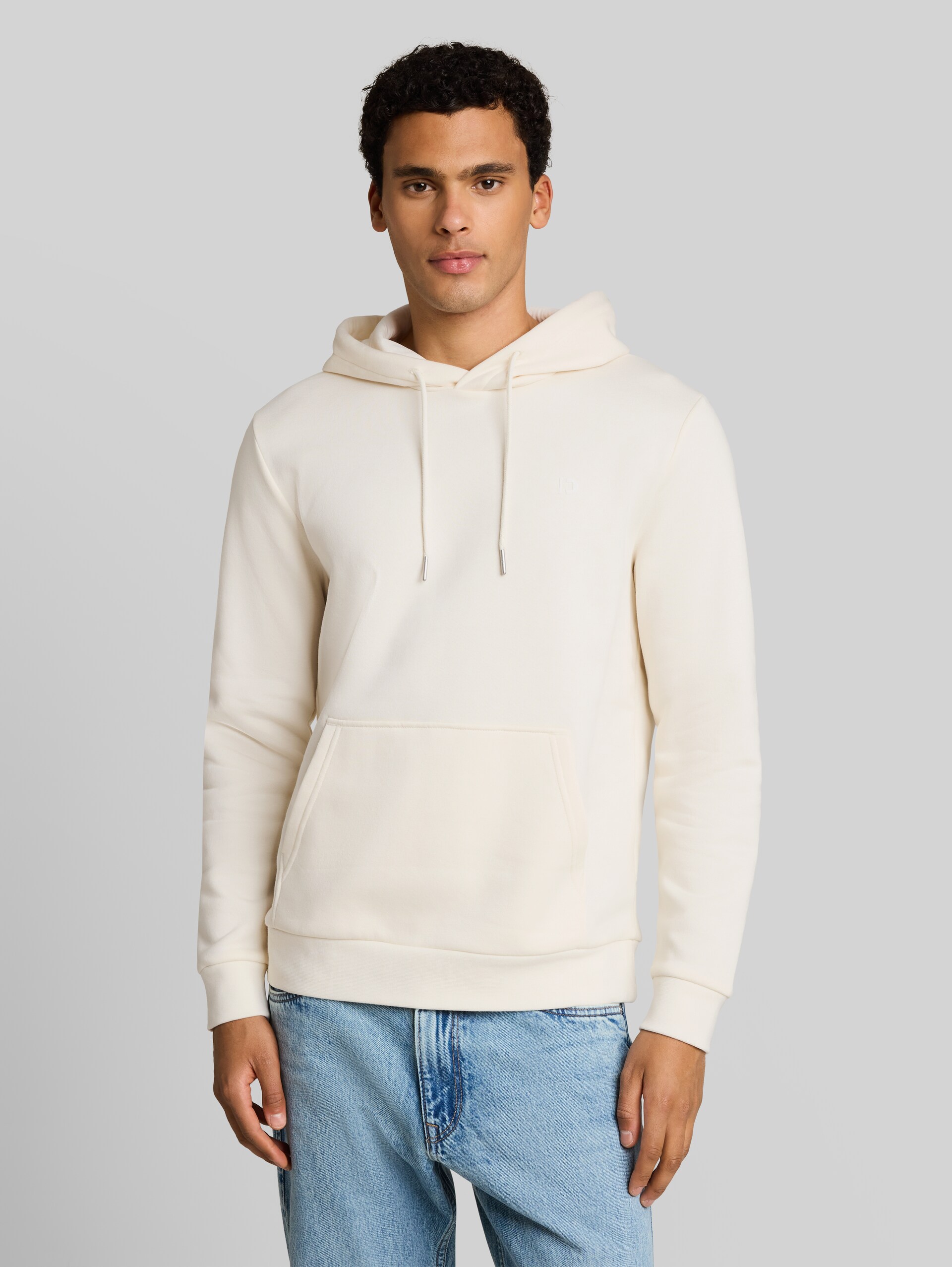 Basic Hoodie Sweatshirt - Gardenia White - Ausschnitt Model-Vorderansicht