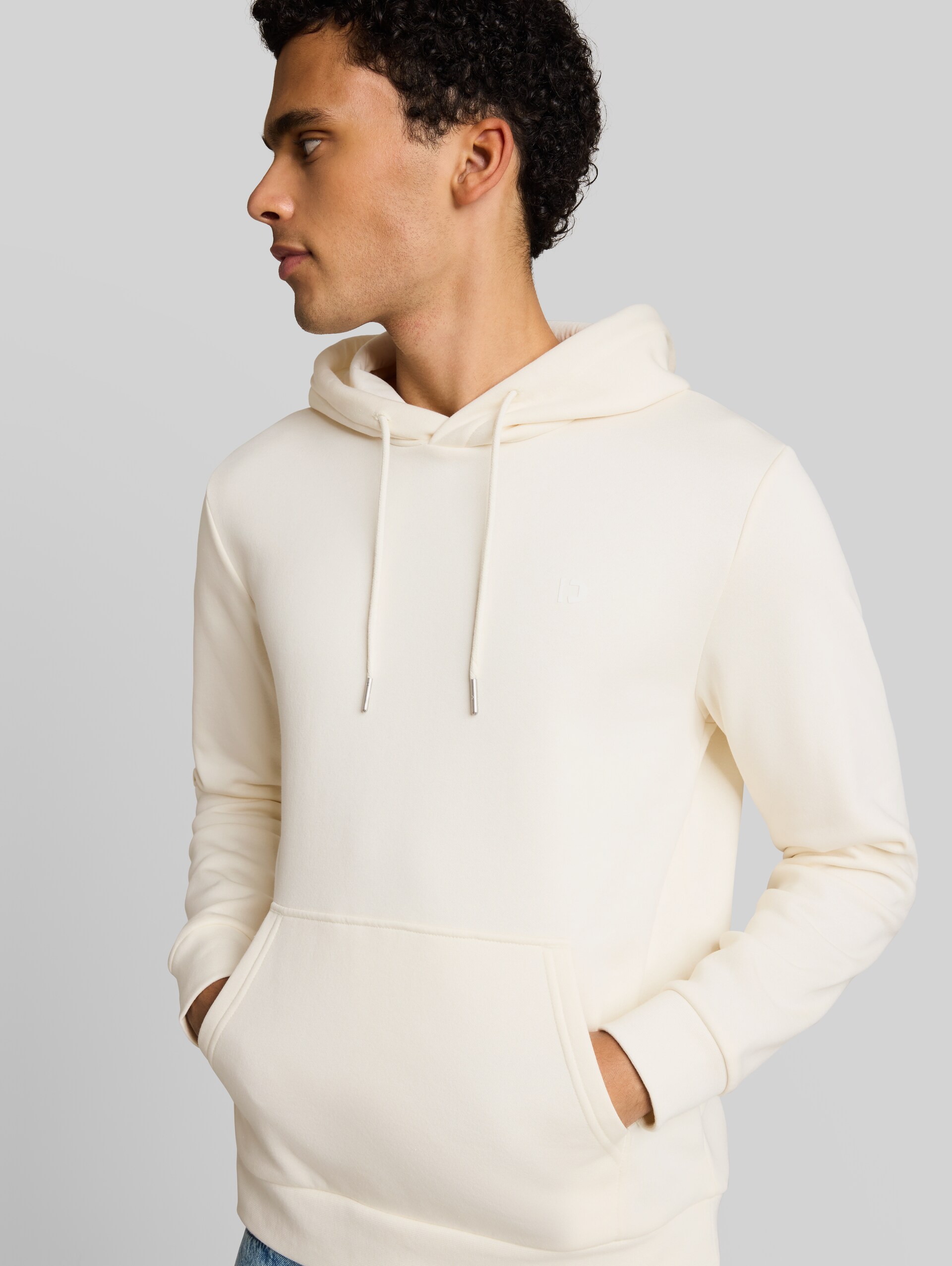 Basic Hoodie Sweatshirt - Gardenia White - Detail-Model-Ansicht