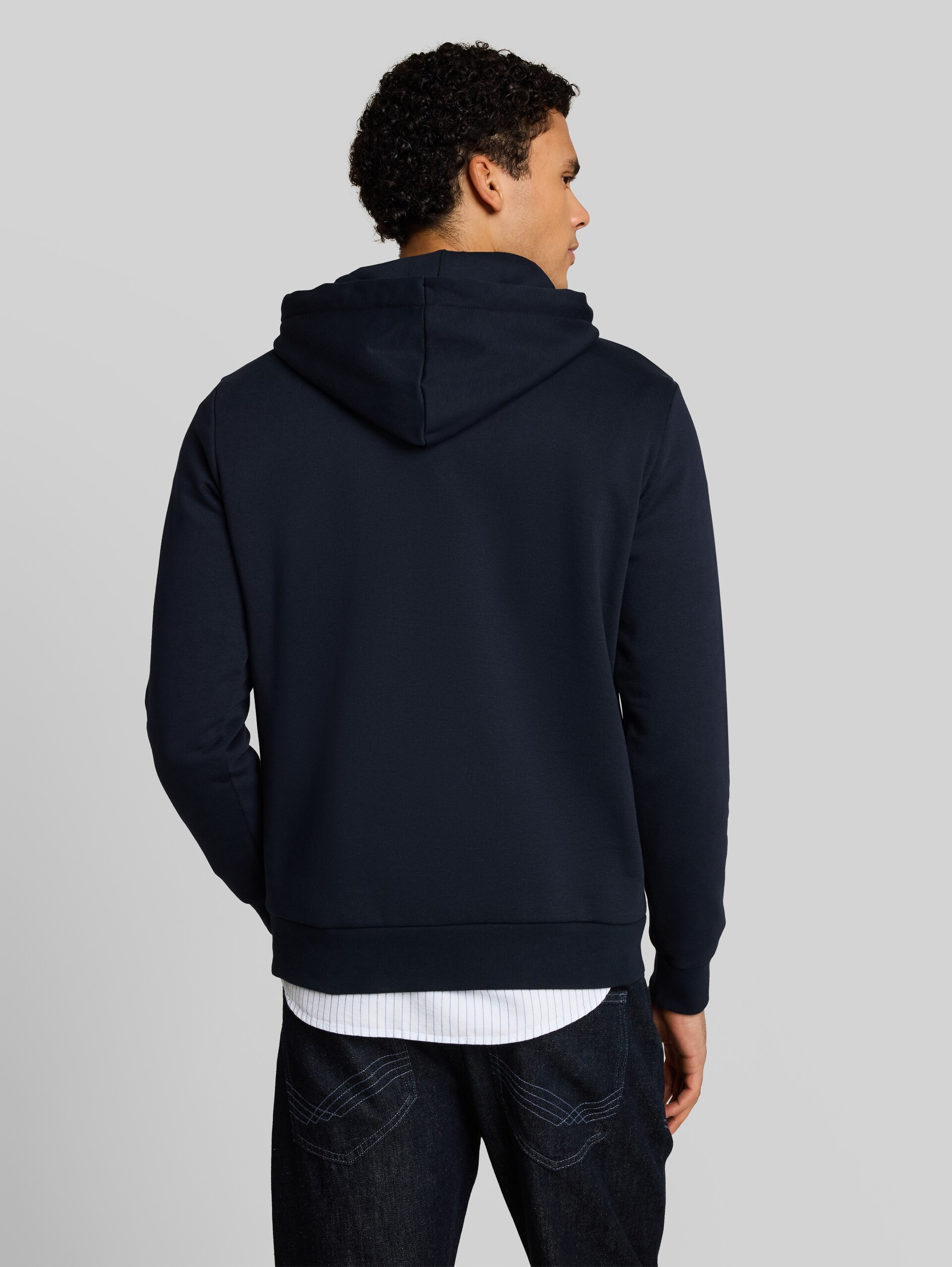Basic Hoodie Sweatshirt - sky captain blue - Auschnitt Model-Rückansicht