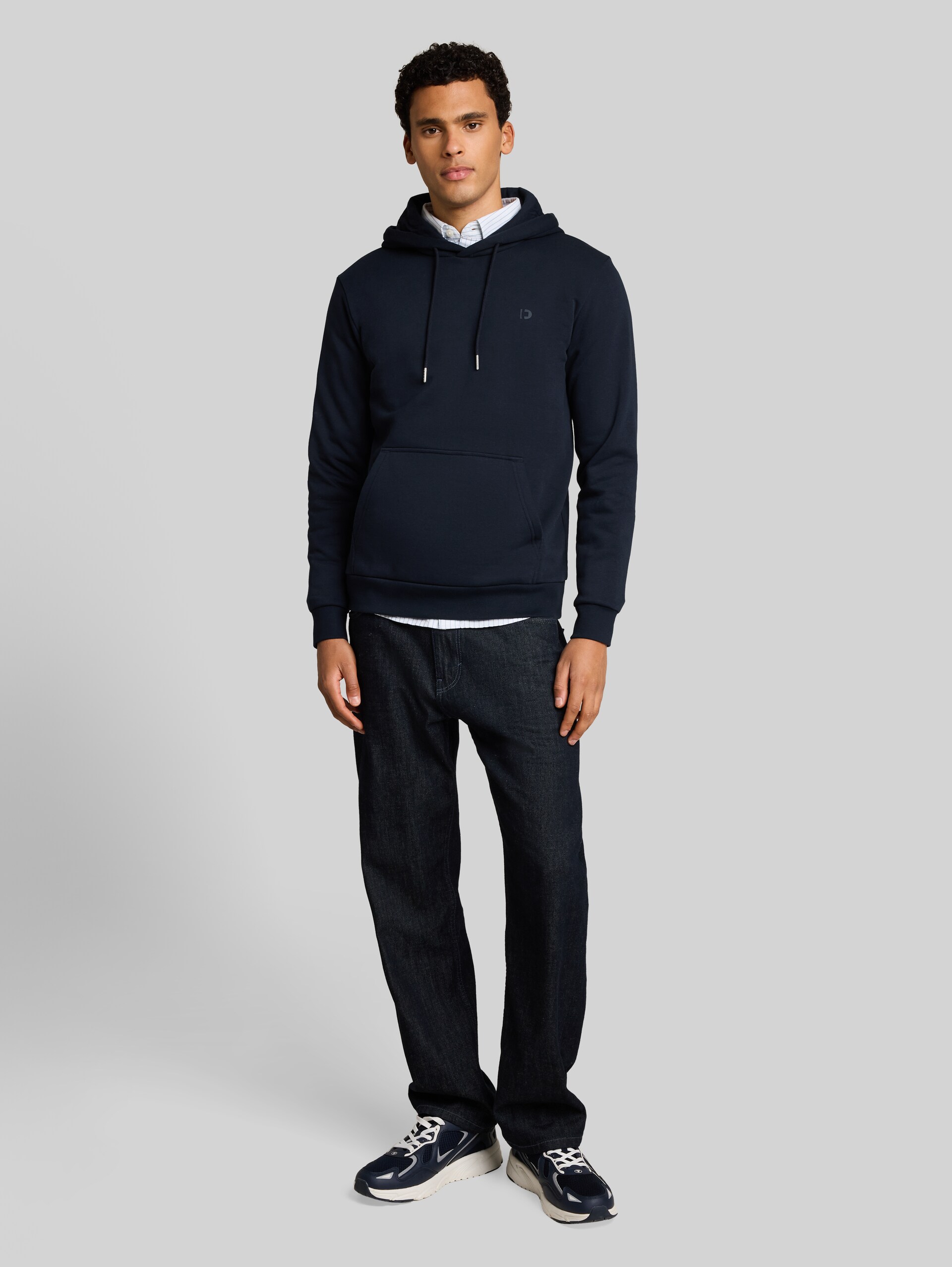 Basic Hoodie Sweatshirt - sky captain blue - Model-Vorderansicht