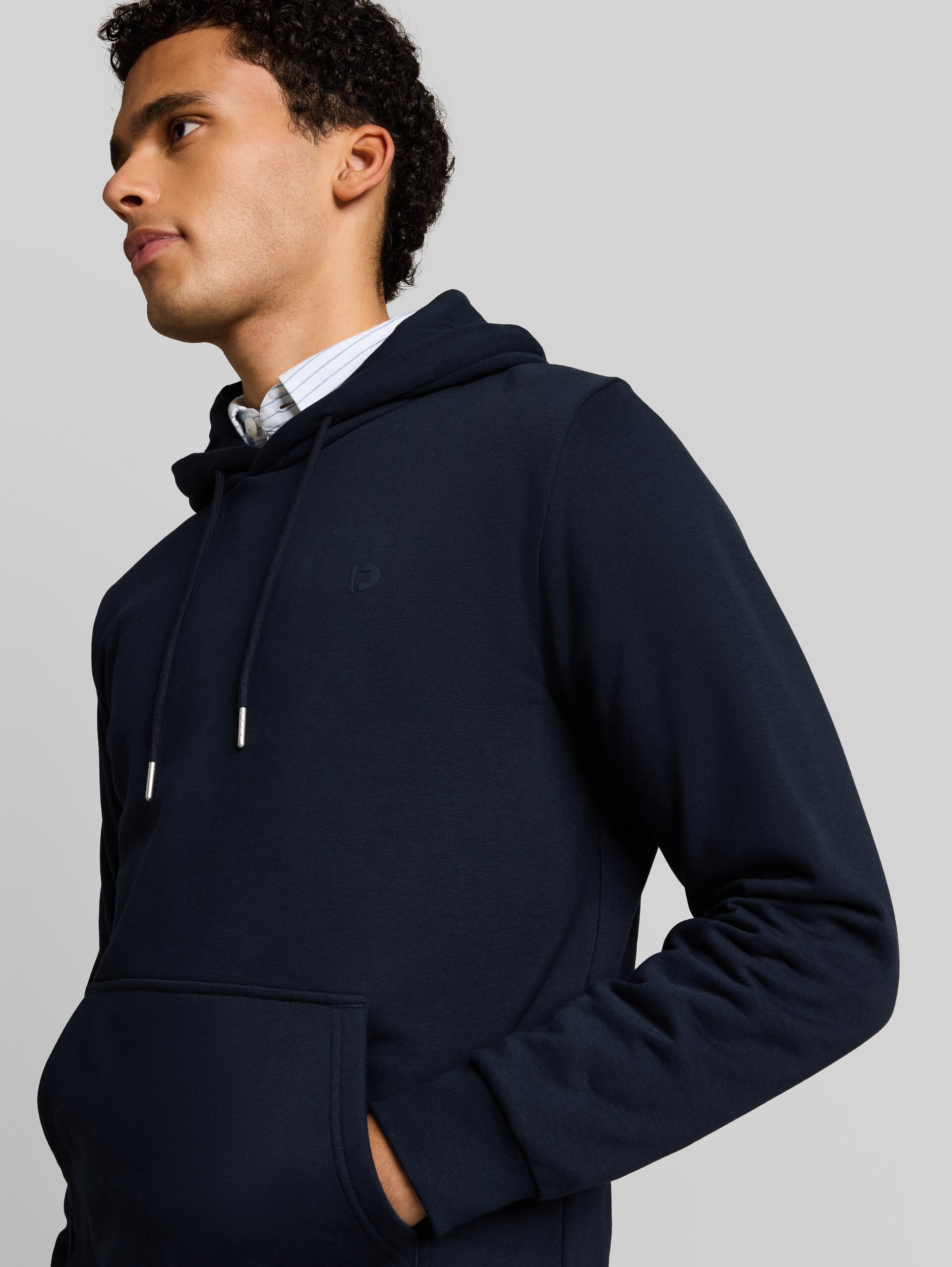 Basic Hoodie Sweatshirt - sky captain blue - Detail-Model-Ansicht