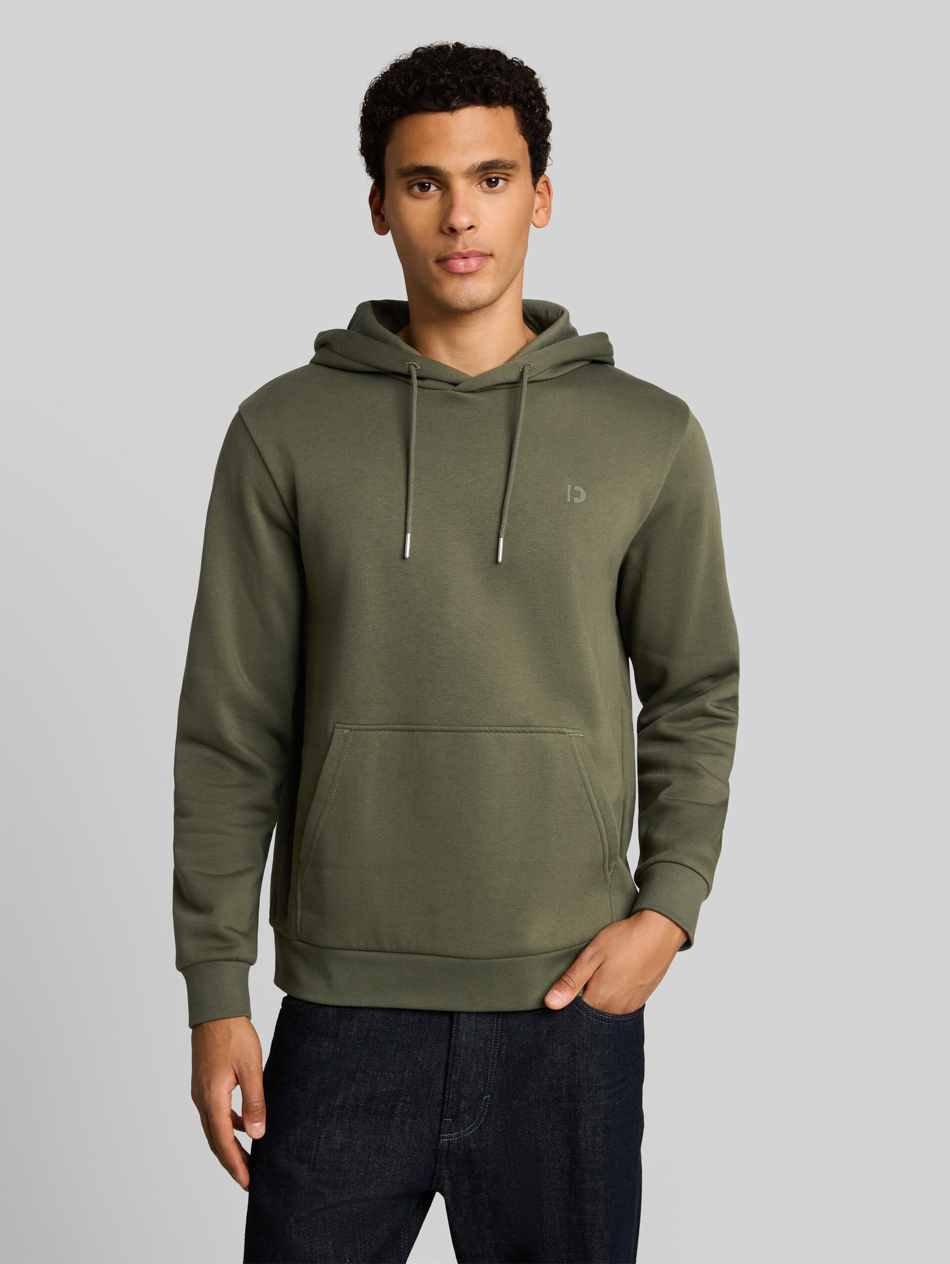 Basic Hoodie Sweatshirt - urban olive green - Ausschnitt Model-Vorderansicht