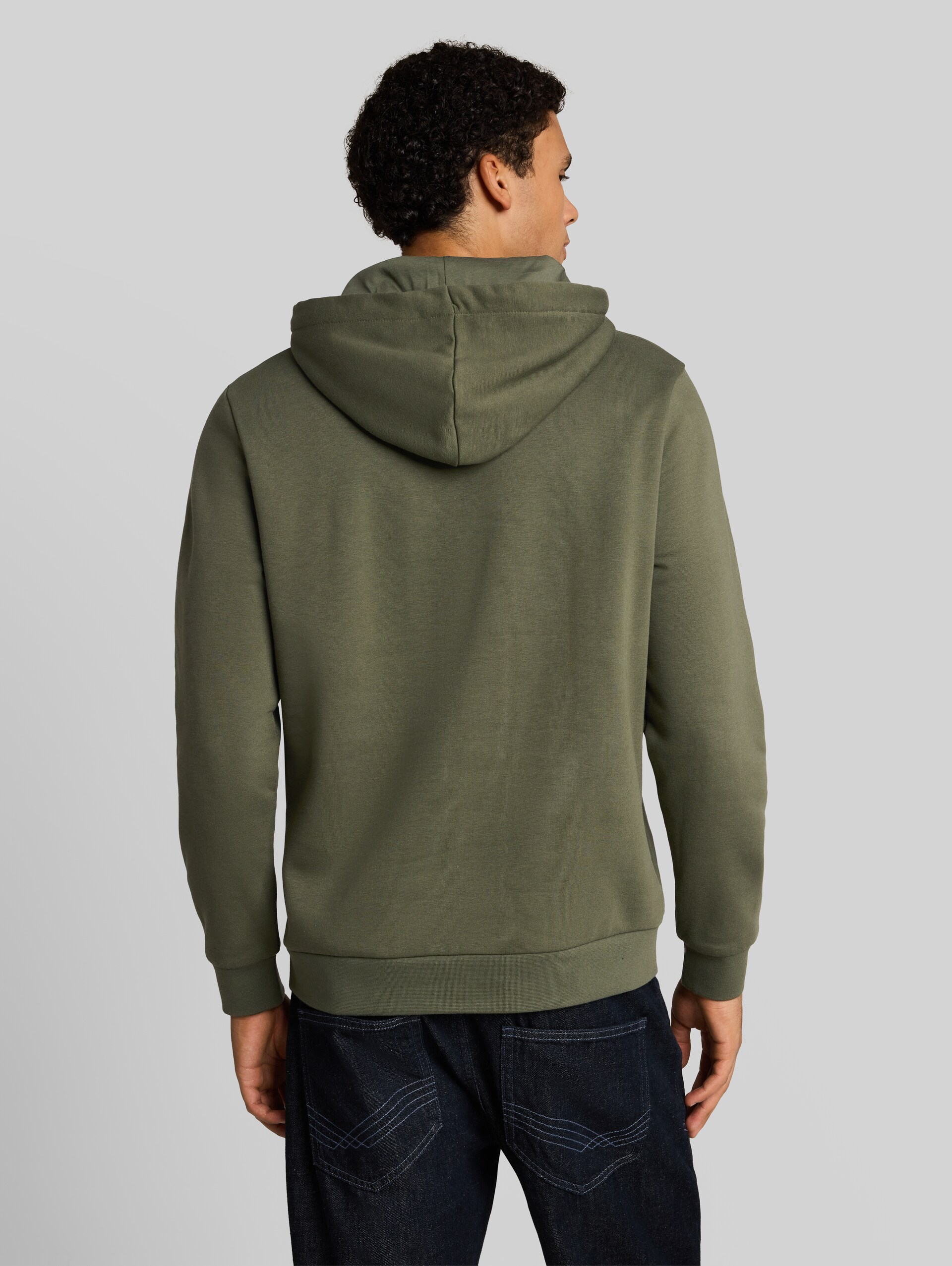 Basic Hoodie Sweatshirt - urban olive green - Auschnitt Model-Rückansicht