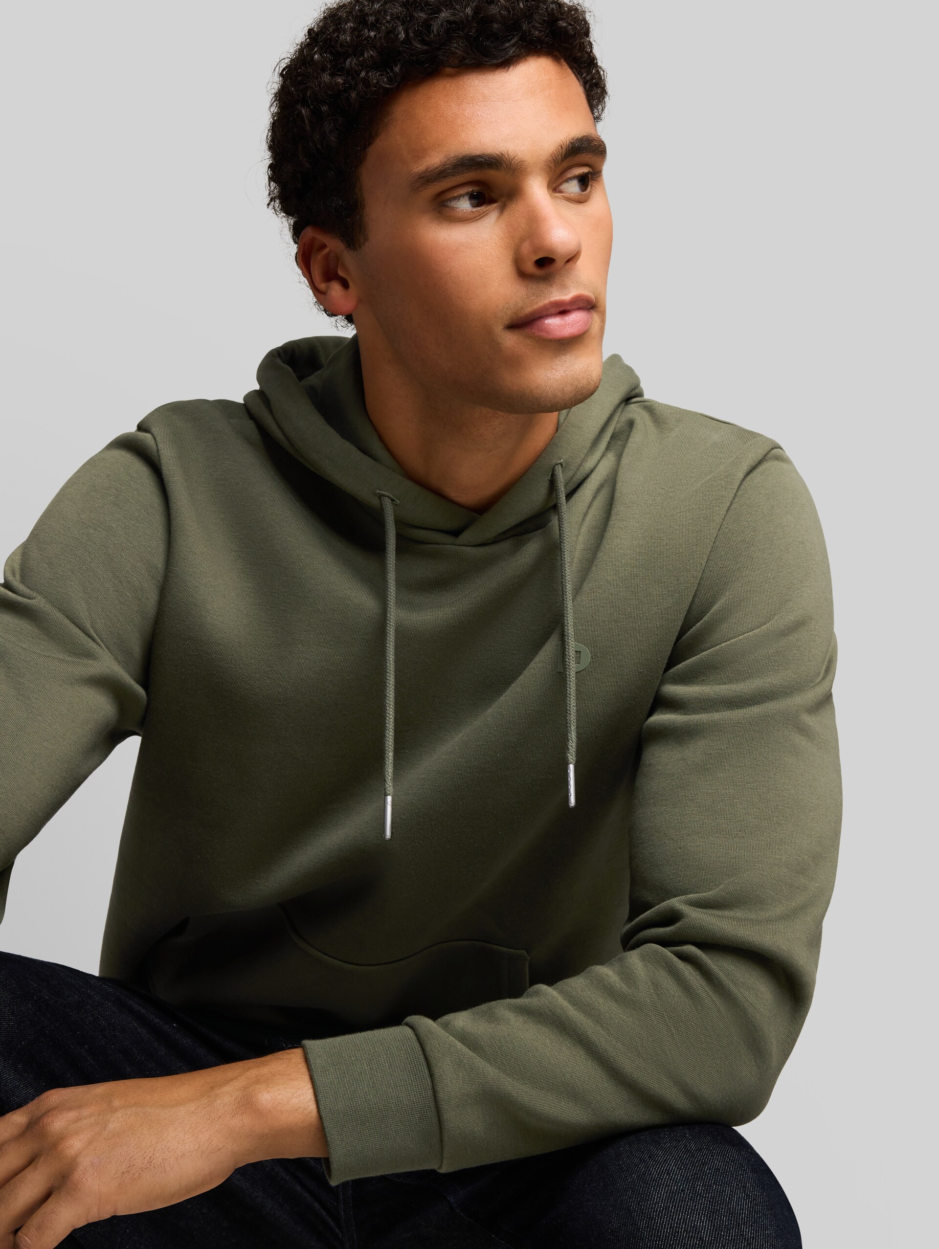 Basic Hoodie Sweatshirt - urban olive green - Detail-Model-Ansicht