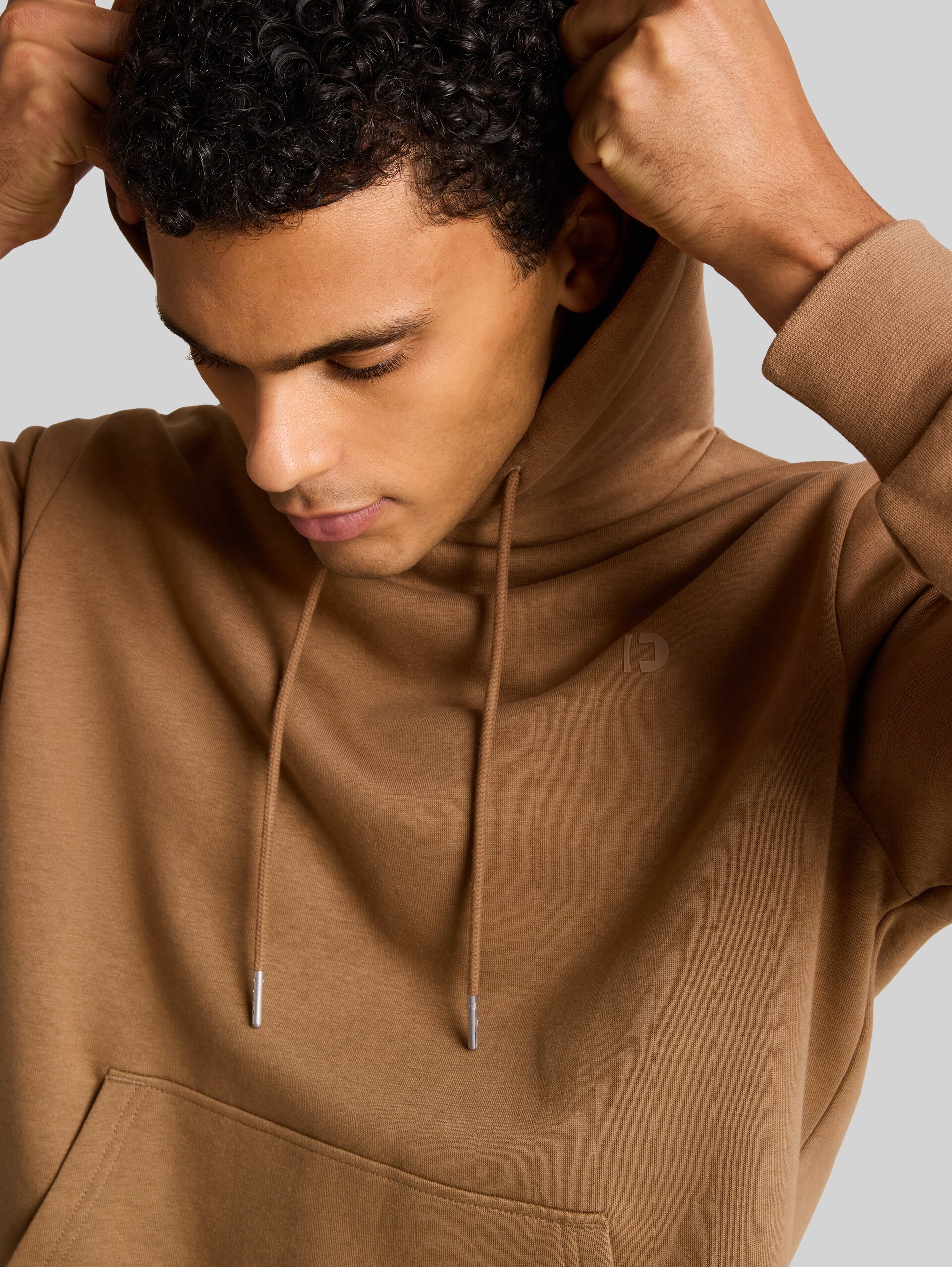 Basic Hoodie Sweatshirt - malt brown - Detail-Model-Ansicht