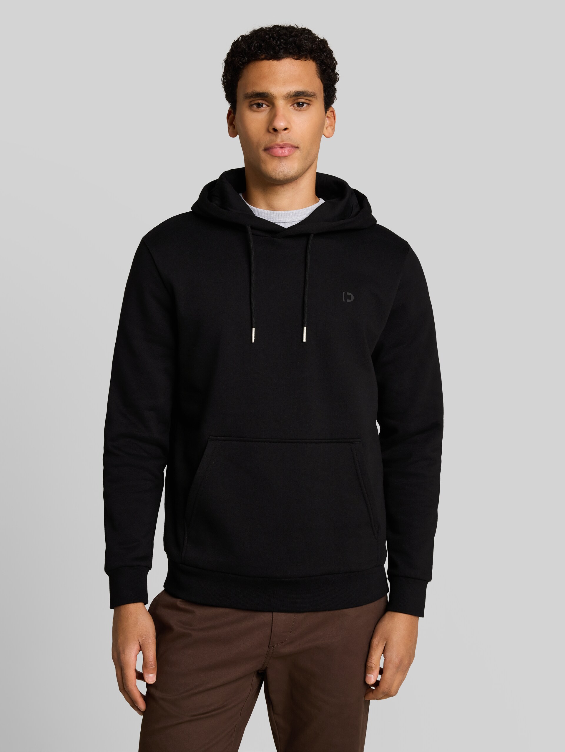 Basic Hoodie Sweatshirt - Black - Ausschnitt Model-Vorderansicht