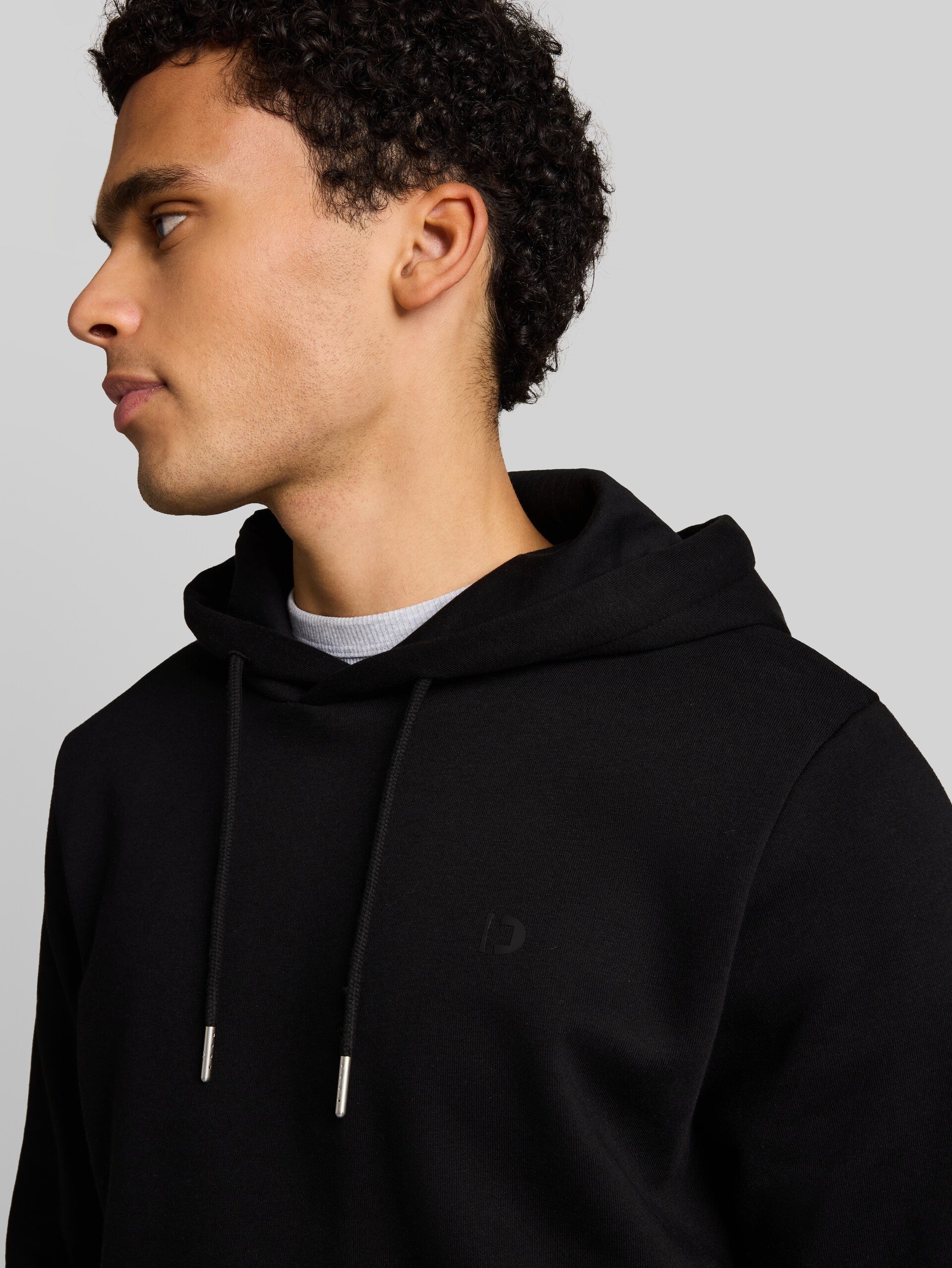 Basic Hoodie Sweatshirt - Black - Detail-Model-Ansicht