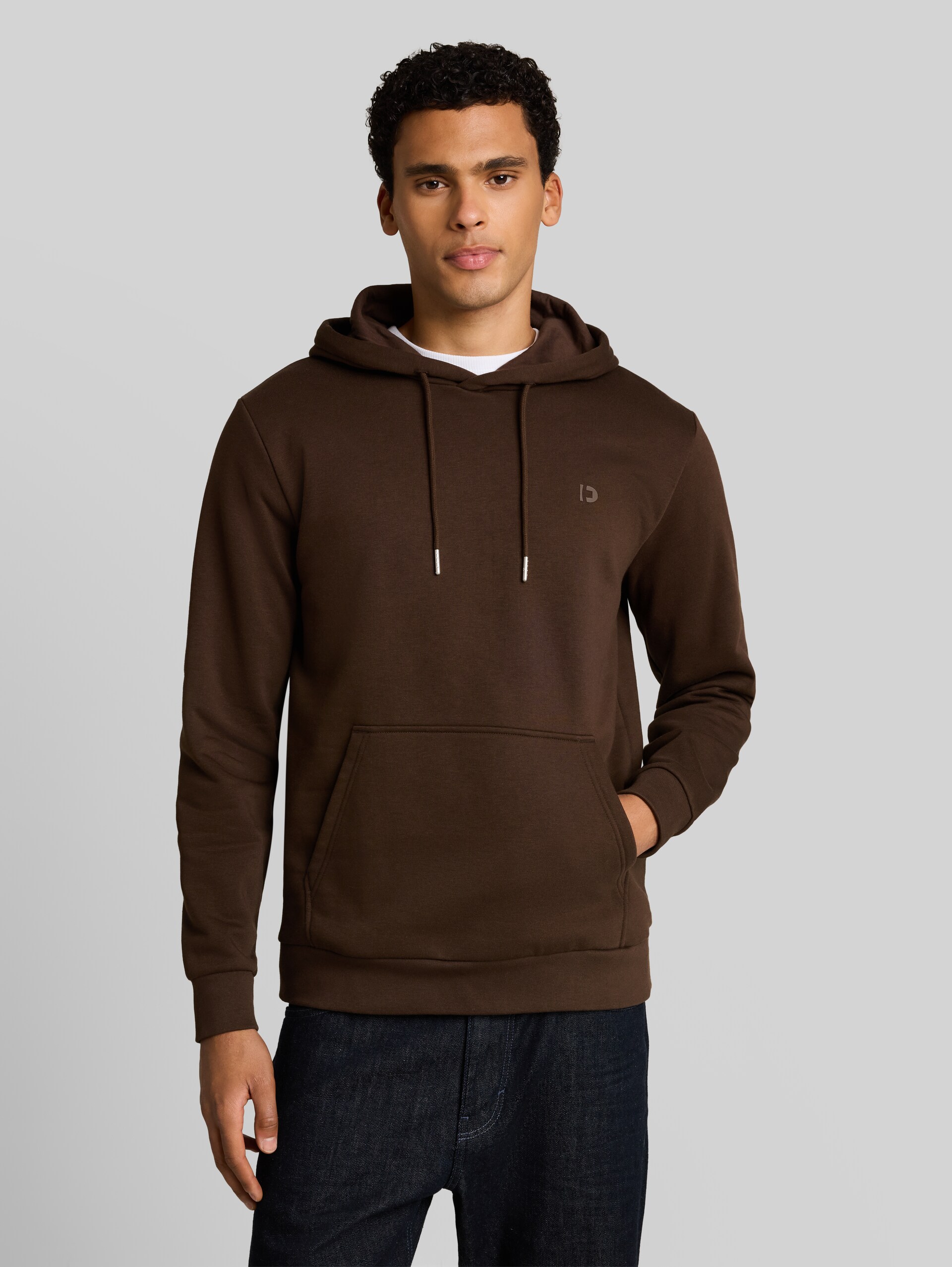 Basic Hoodie Sweatshirt - cool dark brown - Ausschnitt Model-Vorderansicht