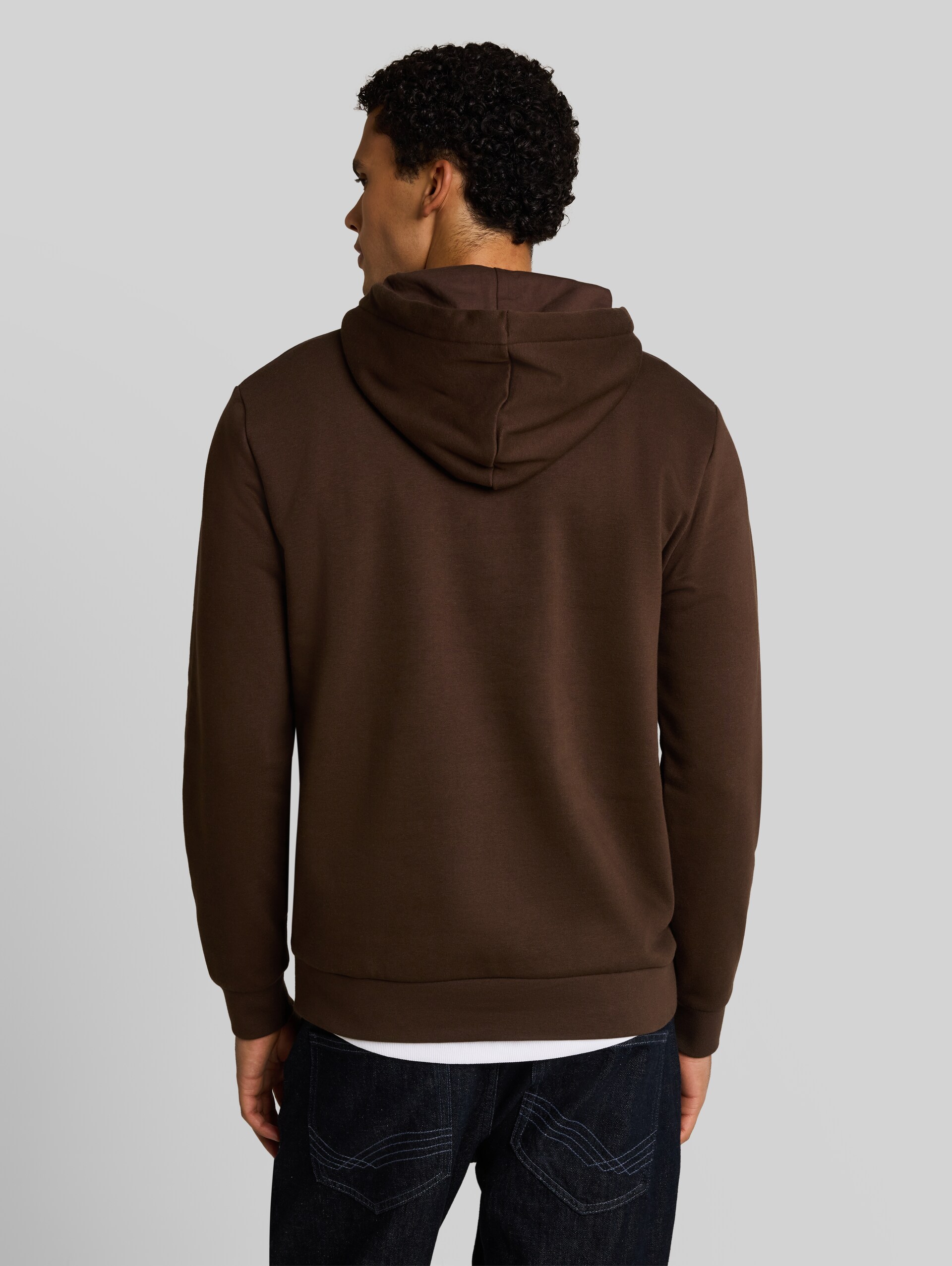 Basic Hoodie Sweatshirt - cool dark brown - Auschnitt Model-Rückansicht