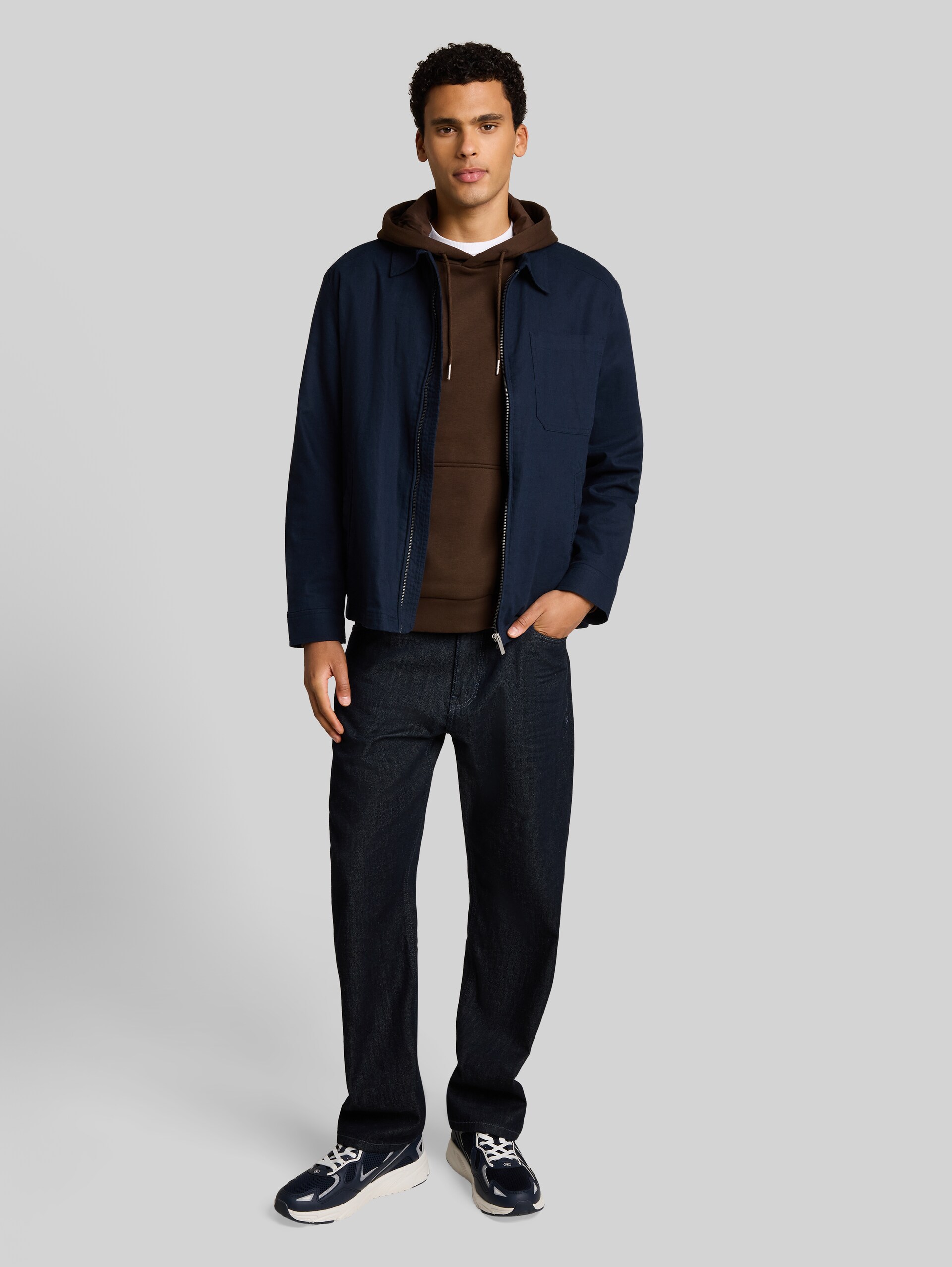 Basic Hoodie Sweatshirt - cool dark brown - Model-Vorderansicht