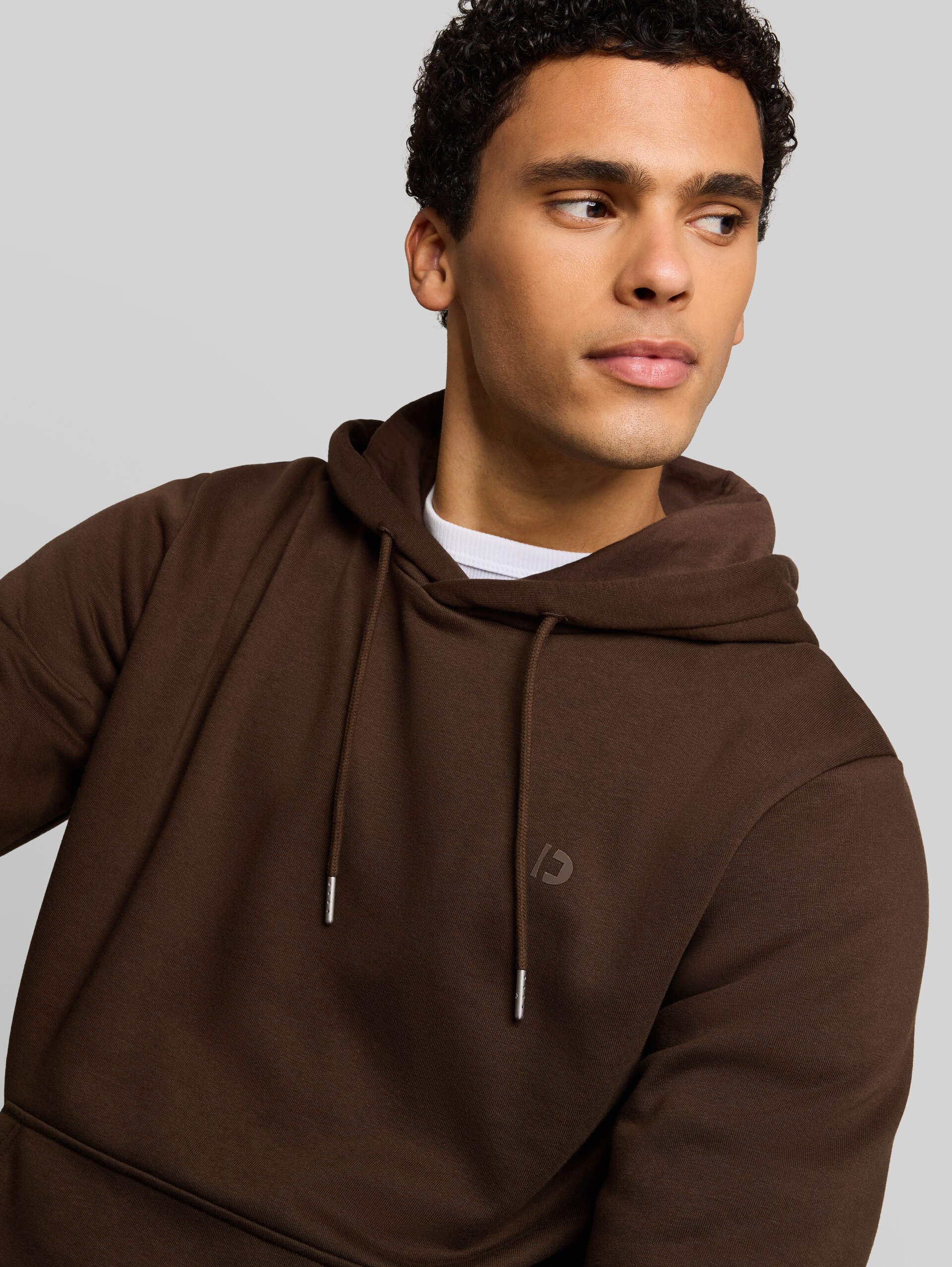 Basic Hoodie Sweatshirt - cool dark brown - Detail-Model-Ansicht