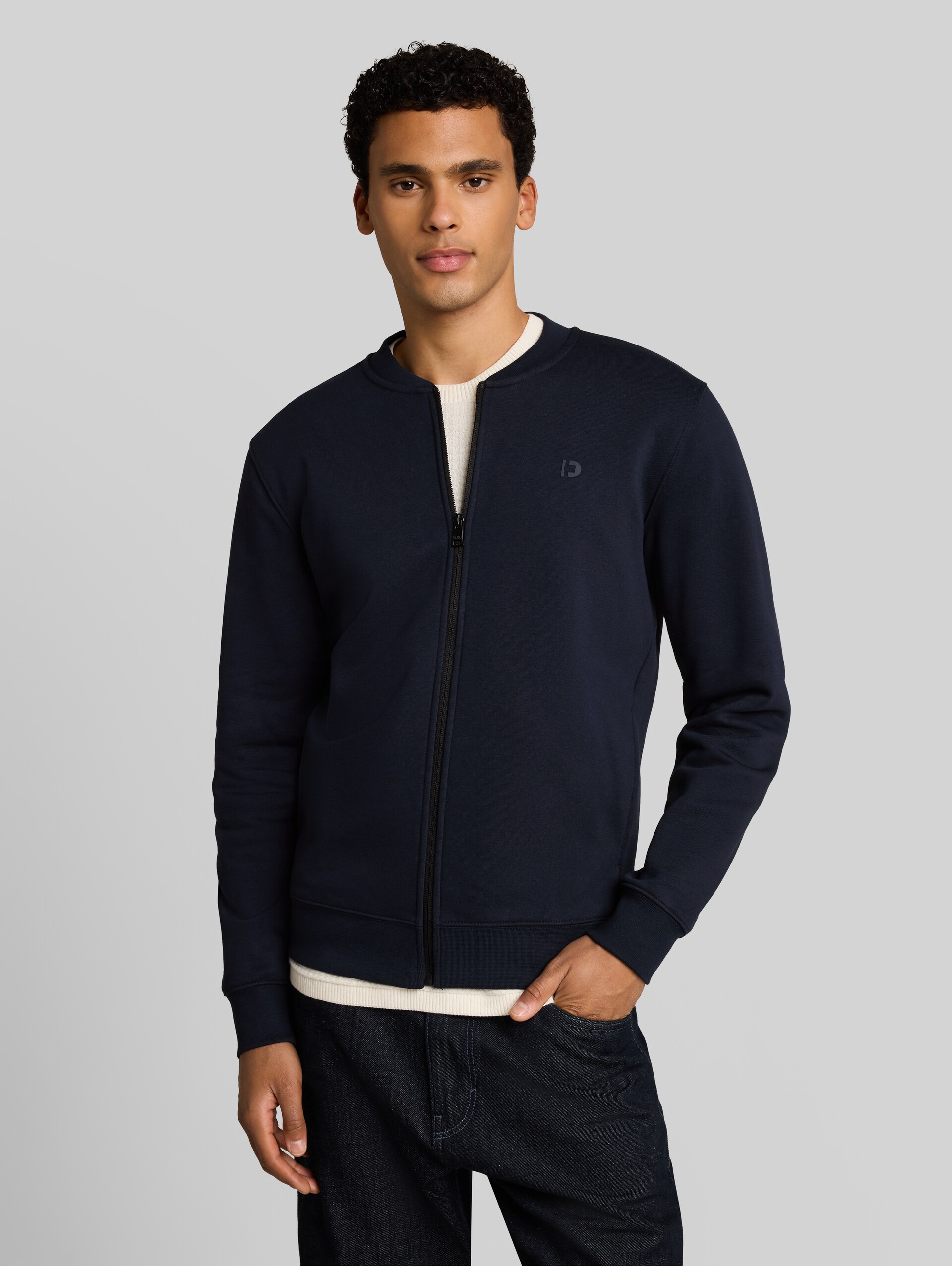 Sweatjacke mit Bomberkragen - sky captain blue - Ausschnitt Model-Vorderansicht