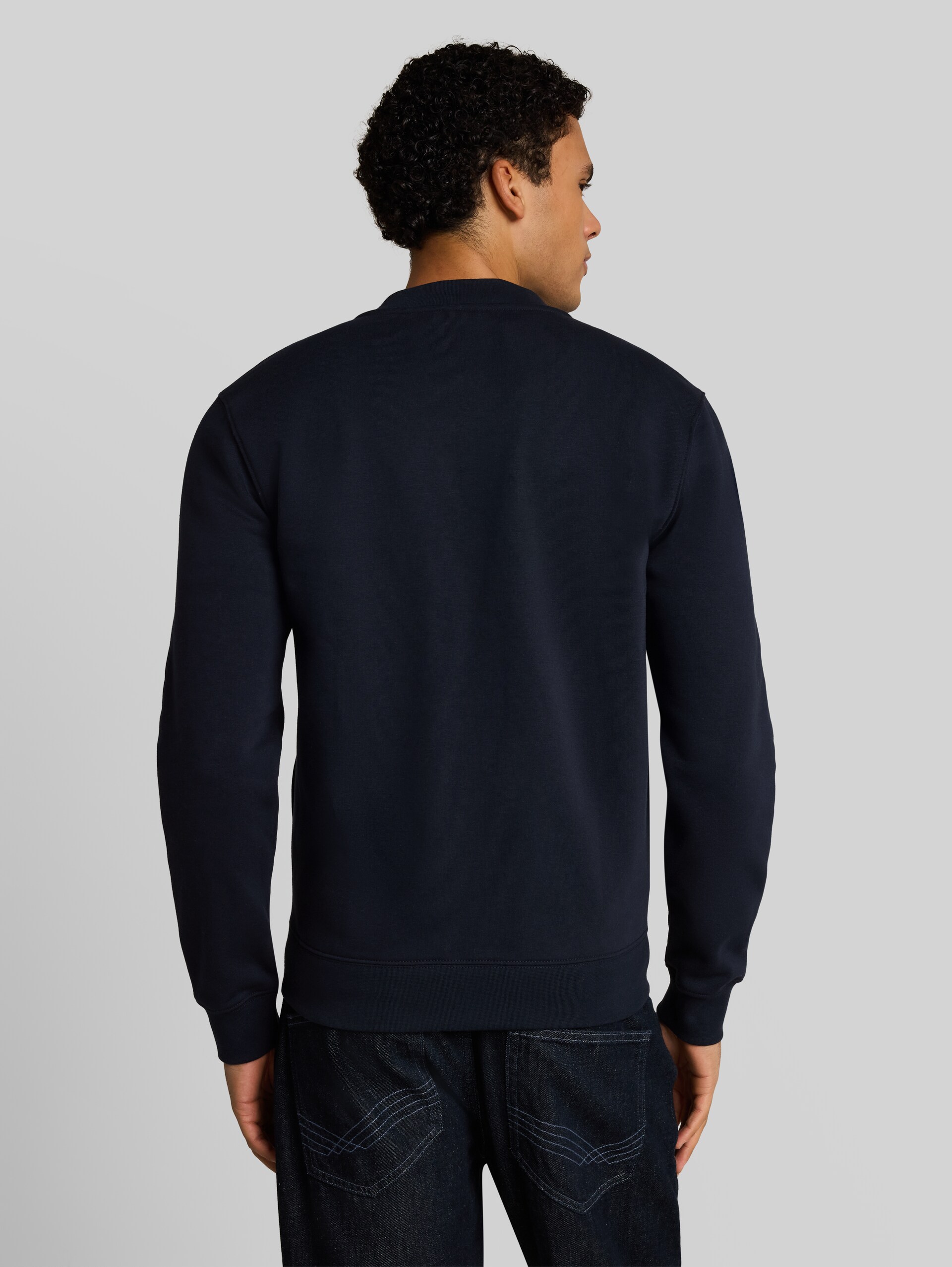Sweatjacke mit Bomberkragen - sky captain blue - Auschnitt Model-Rückansicht
