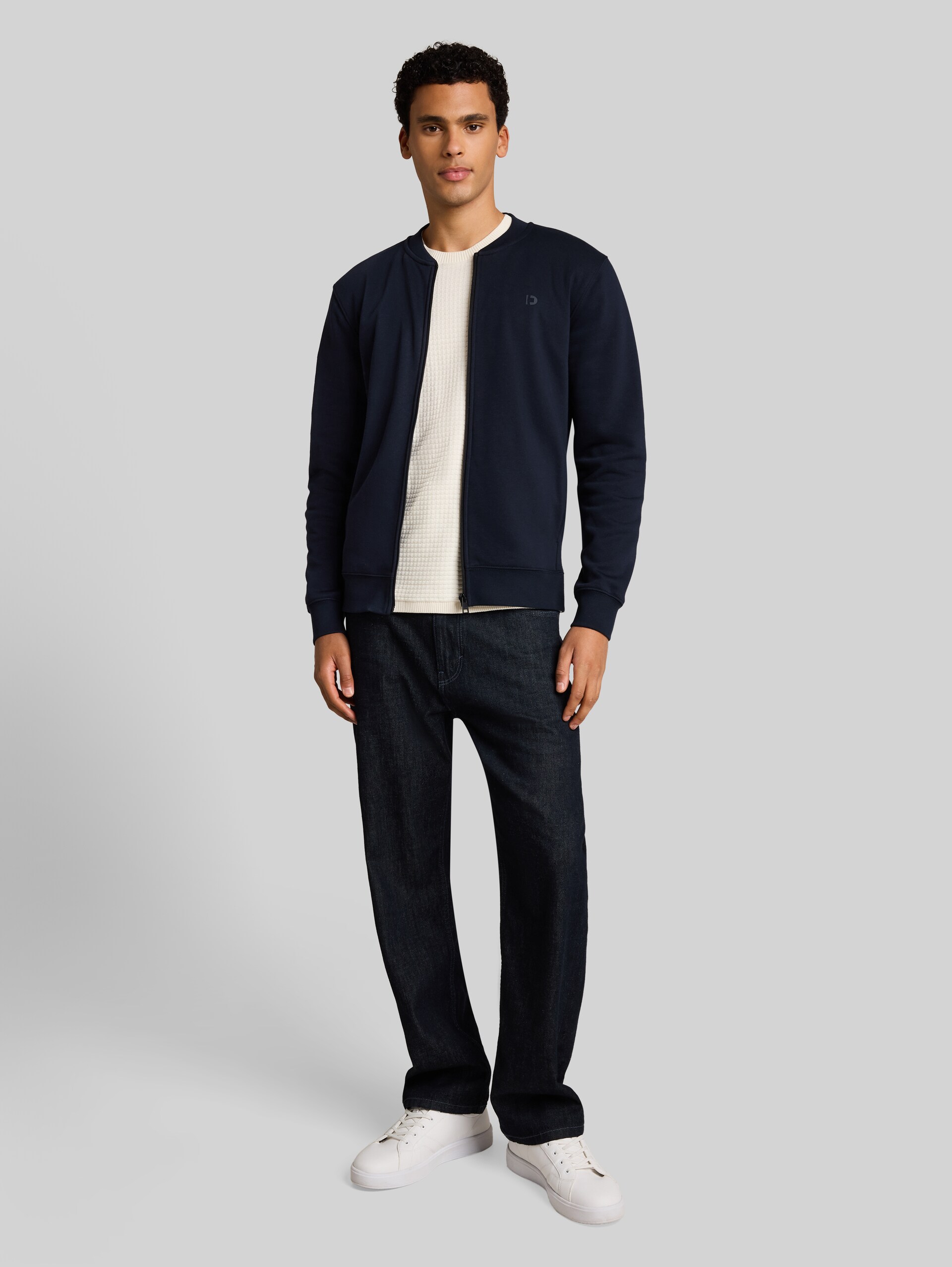 Sweatjacke mit Bomberkragen - sky captain blue - Model-Vorderansicht