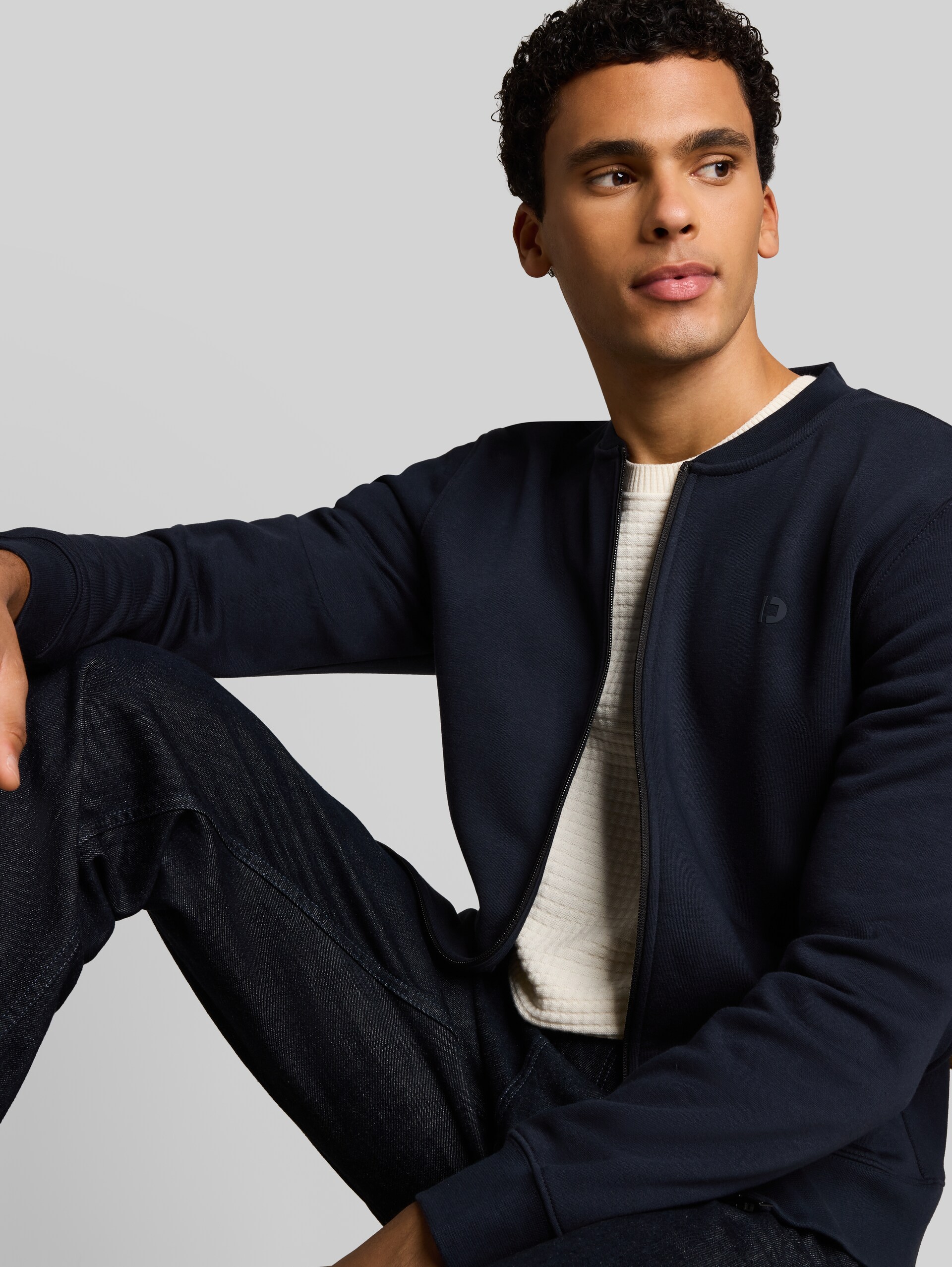 Sweatjacke mit Bomberkragen - sky captain blue - Detail-Model-Ansicht