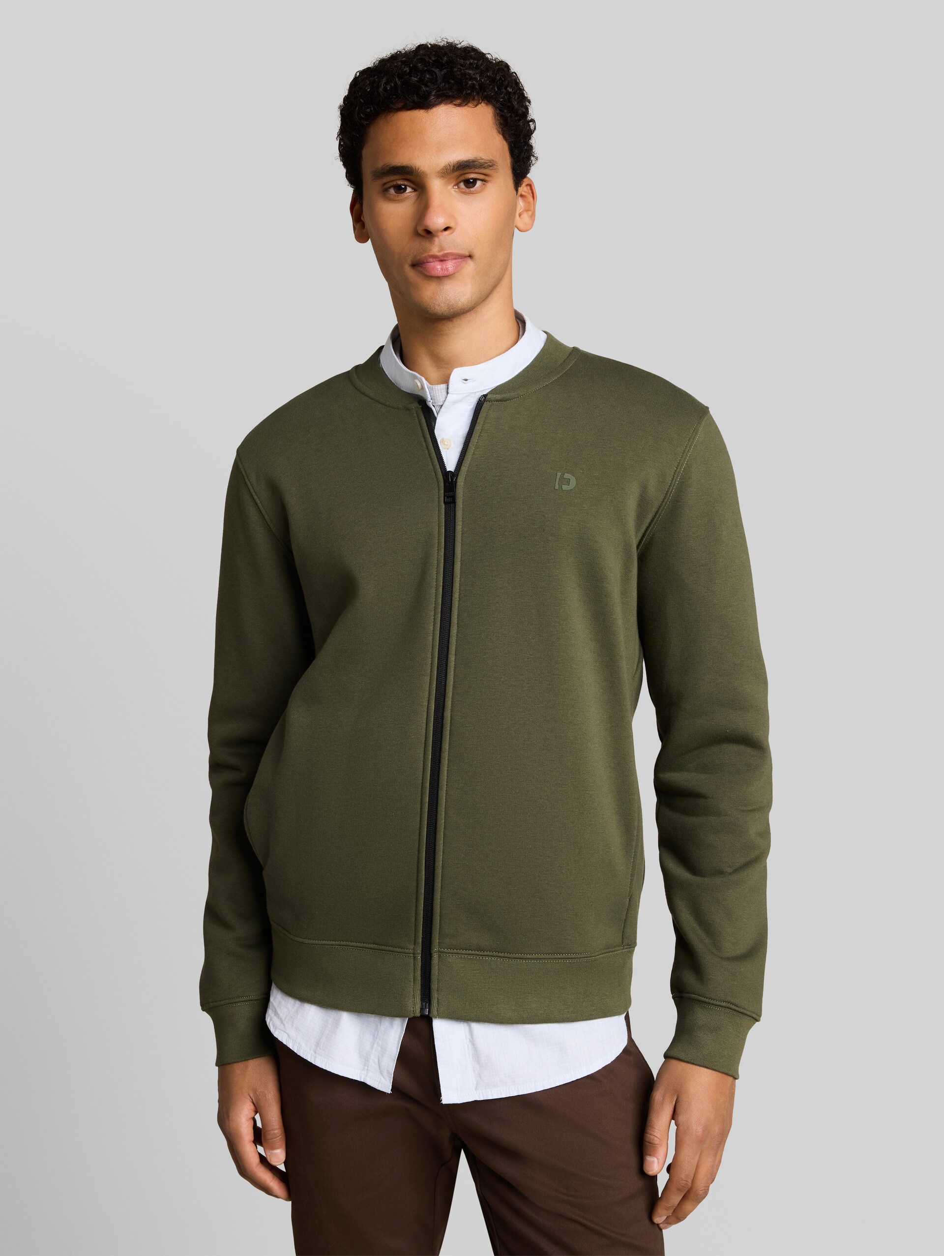 Sweatjacke mit Bomberkragen - urban olive green - Ausschnitt Model-Vorderansicht