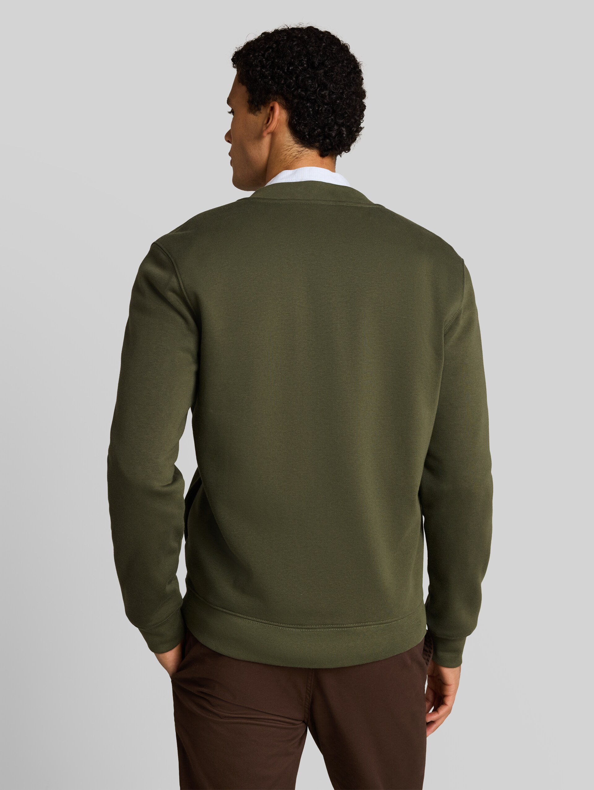 Sweatjacke mit Bomberkragen - urban olive green - Auschnitt Model-Rückansicht