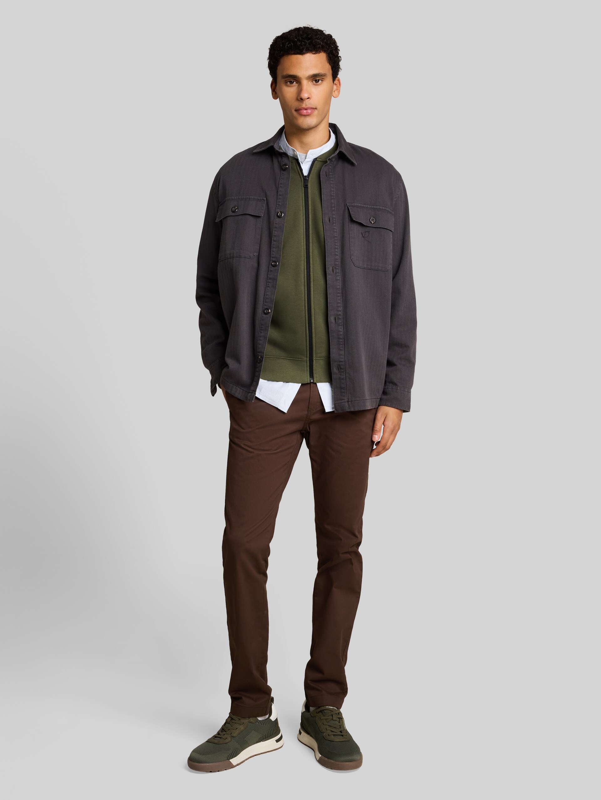 Sweatjacke mit Bomberkragen - urban olive green - Model-Vorderansicht