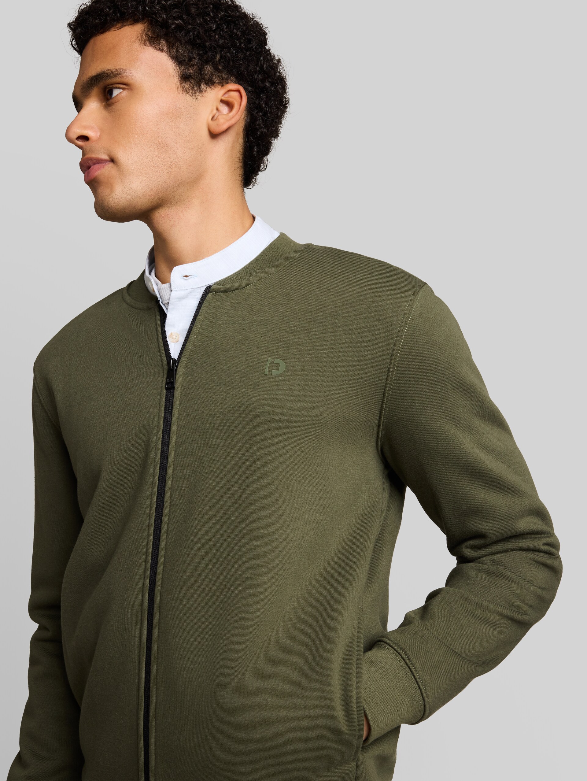Sweatjacke mit Bomberkragen - urban olive green - Detail-Model-Ansicht