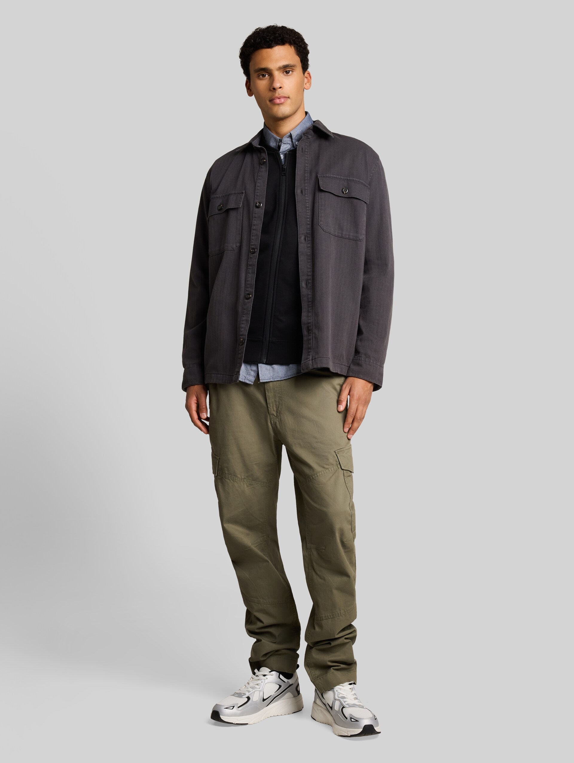 Sweatjacke mit Bomberkragen - Black - Model-Vorderansicht