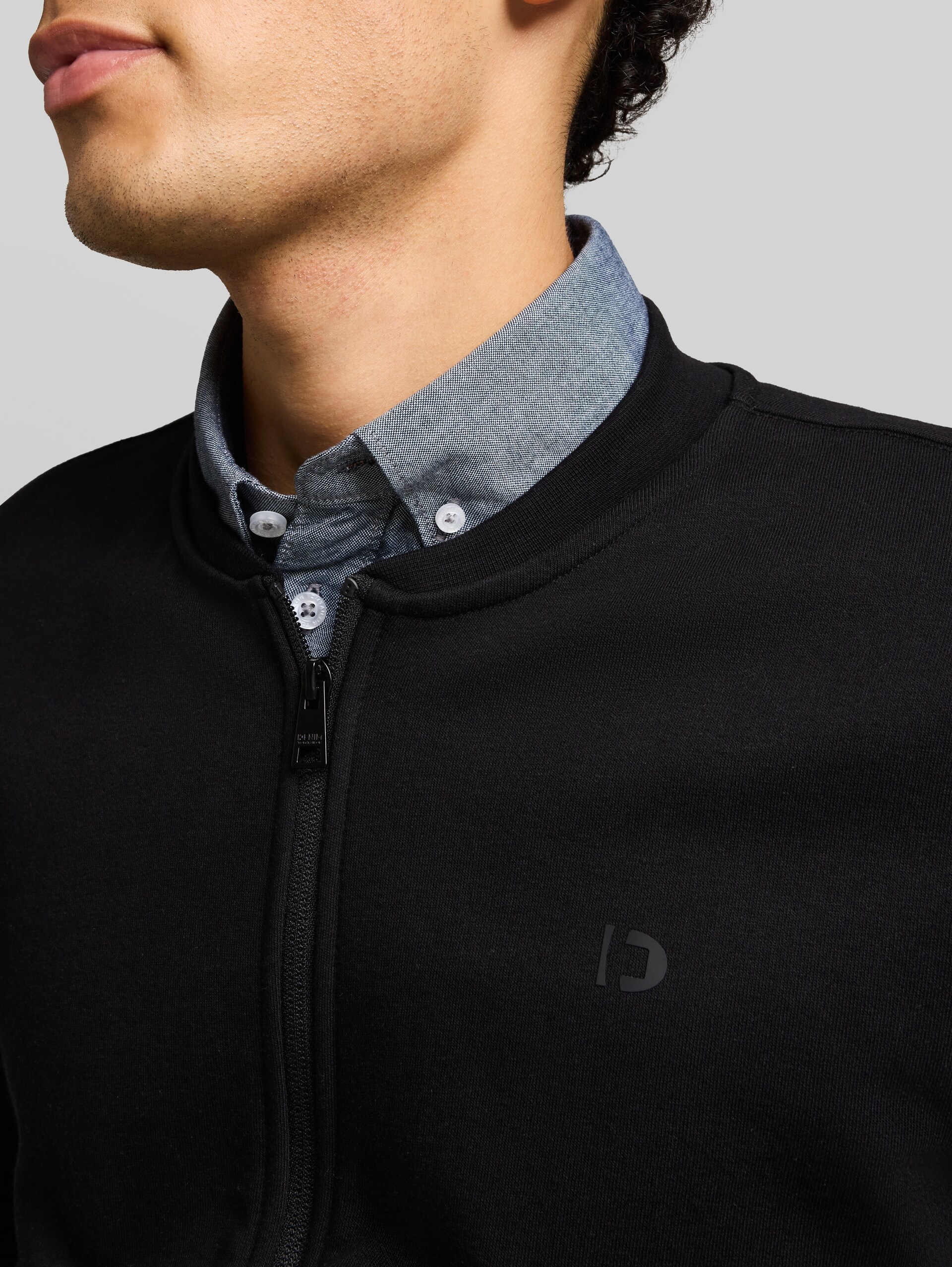 Sweatjacke mit Bomberkragen - Black - Detail-Model-Ansicht