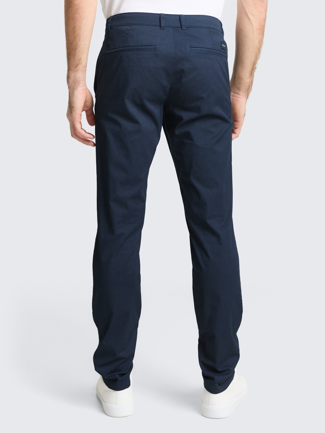 TTTRAVIS SLIM Chino Hose - navy mini geometric print - Auschnitt Model-Rückansicht