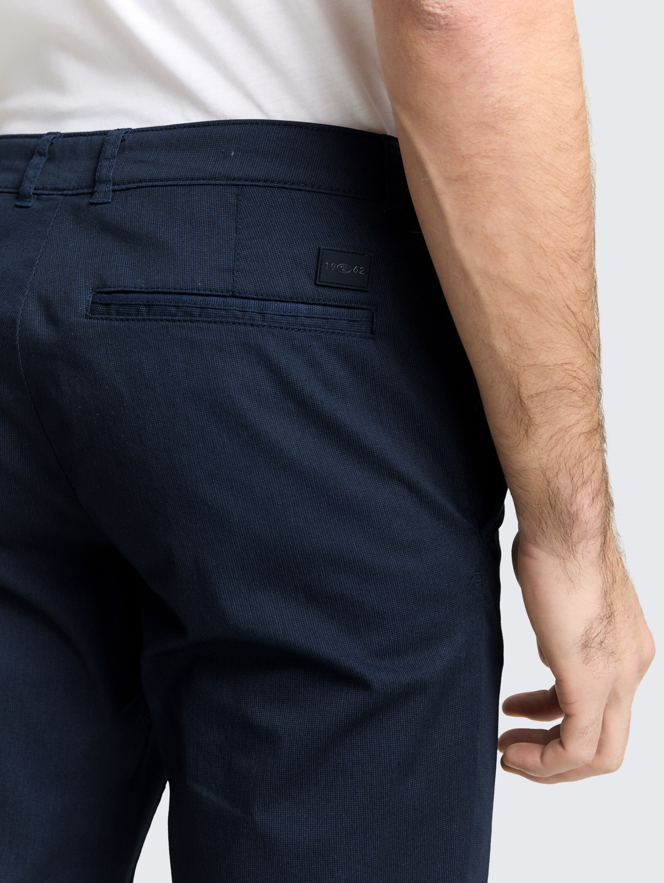 TTTRAVIS SLIM chino trousers - navy mini geometric print - Detail model view