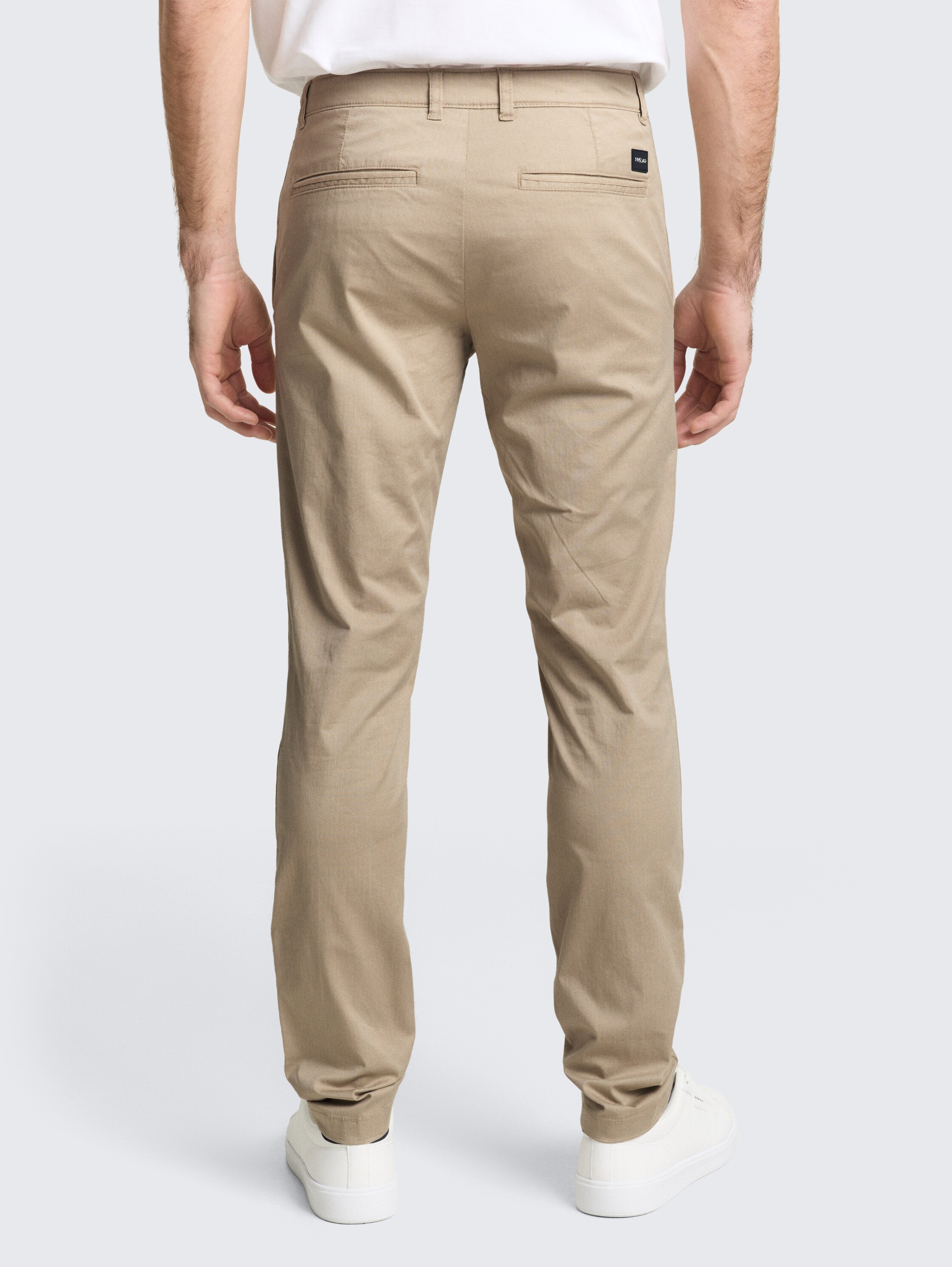 TTTRAVIS SLIM chino broek - beige mini geometric print - Neklijn model-achteraanzicht