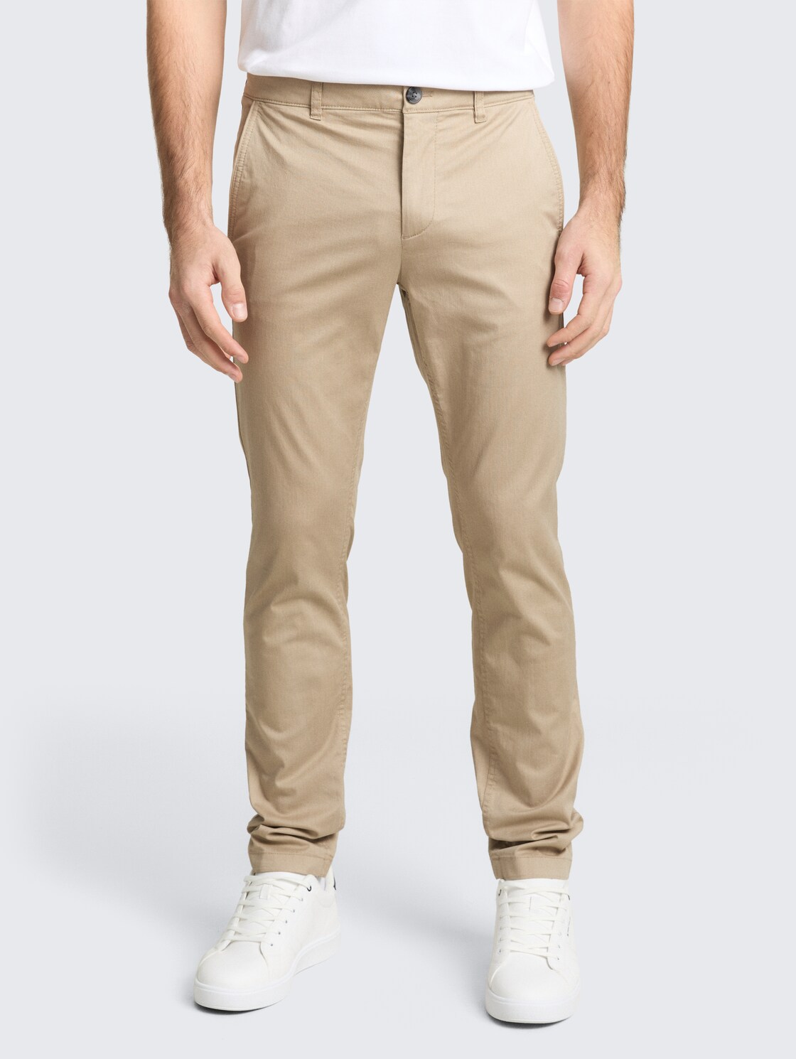 TTTRAVIS SLIM Chino Hose - beige mini geometric print - Ausschnitt Model-Vorderansicht
