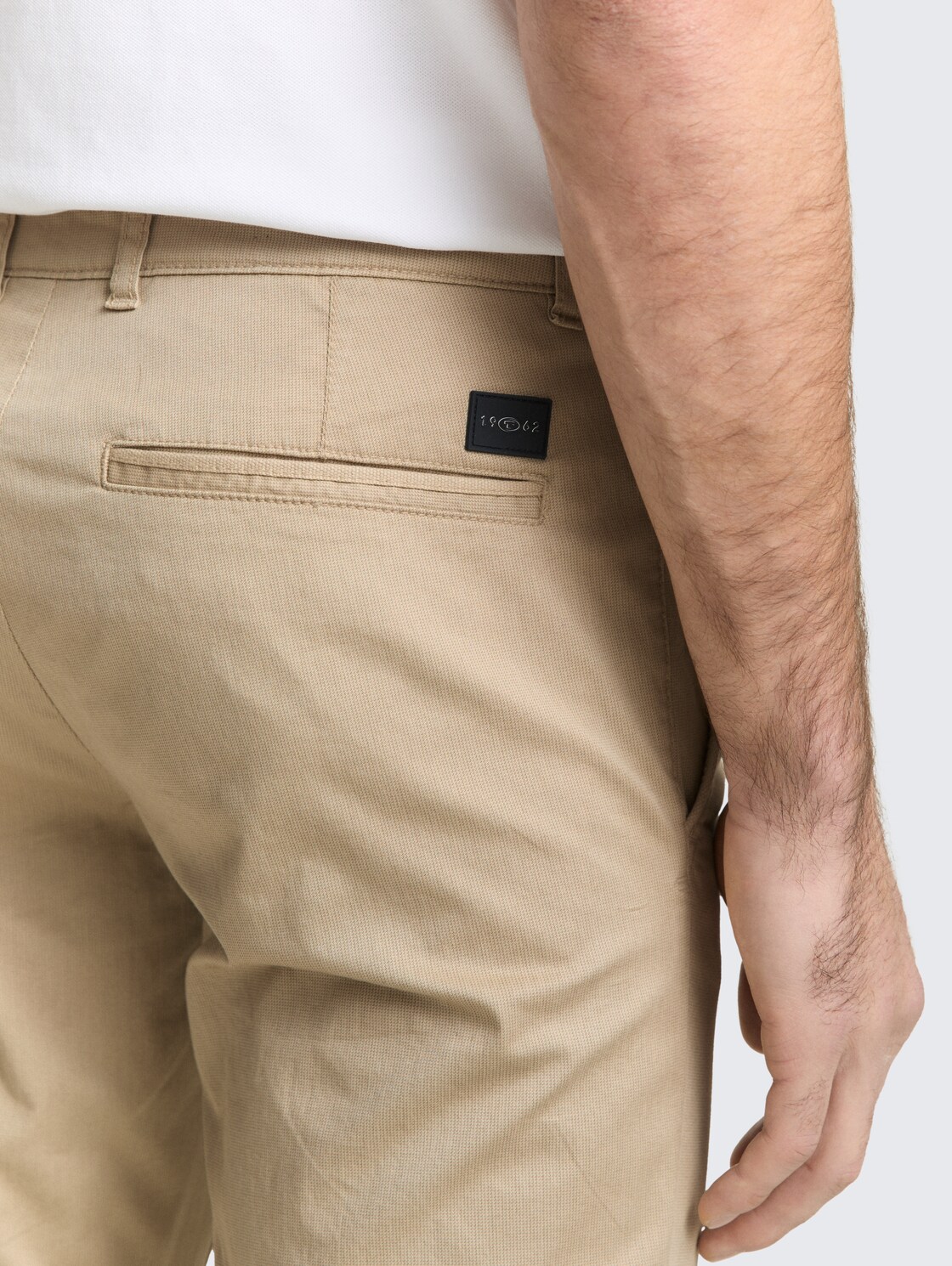 TTTRAVIS SLIM Chino Hose - beige mini geometric print - Detail-Model-Ansicht