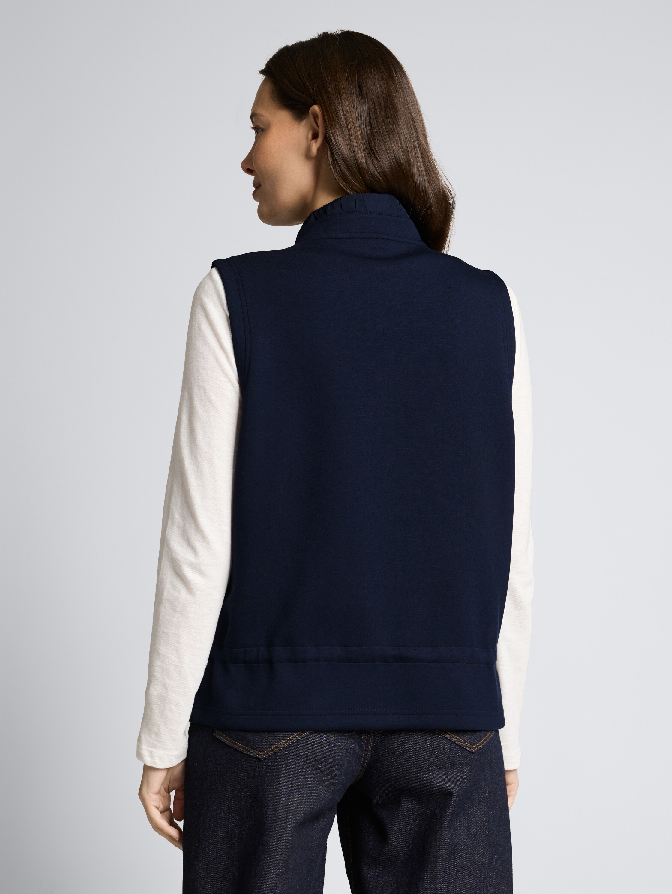 Scuba Sweatweste mit Stehkragen - sky captain blue - Auschnitt Model-Rückansicht
