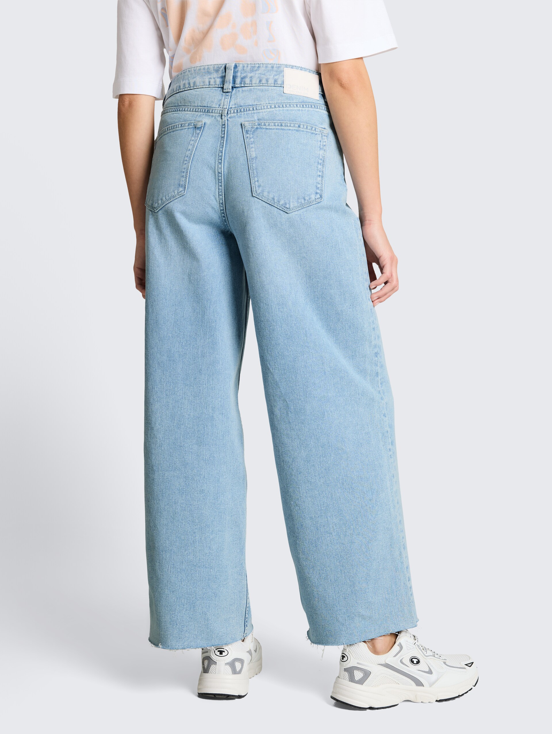 TTMIJA CULOTTE Jeans - Used Light Stone Blue Denim - Auschnitt Model-Rückansicht