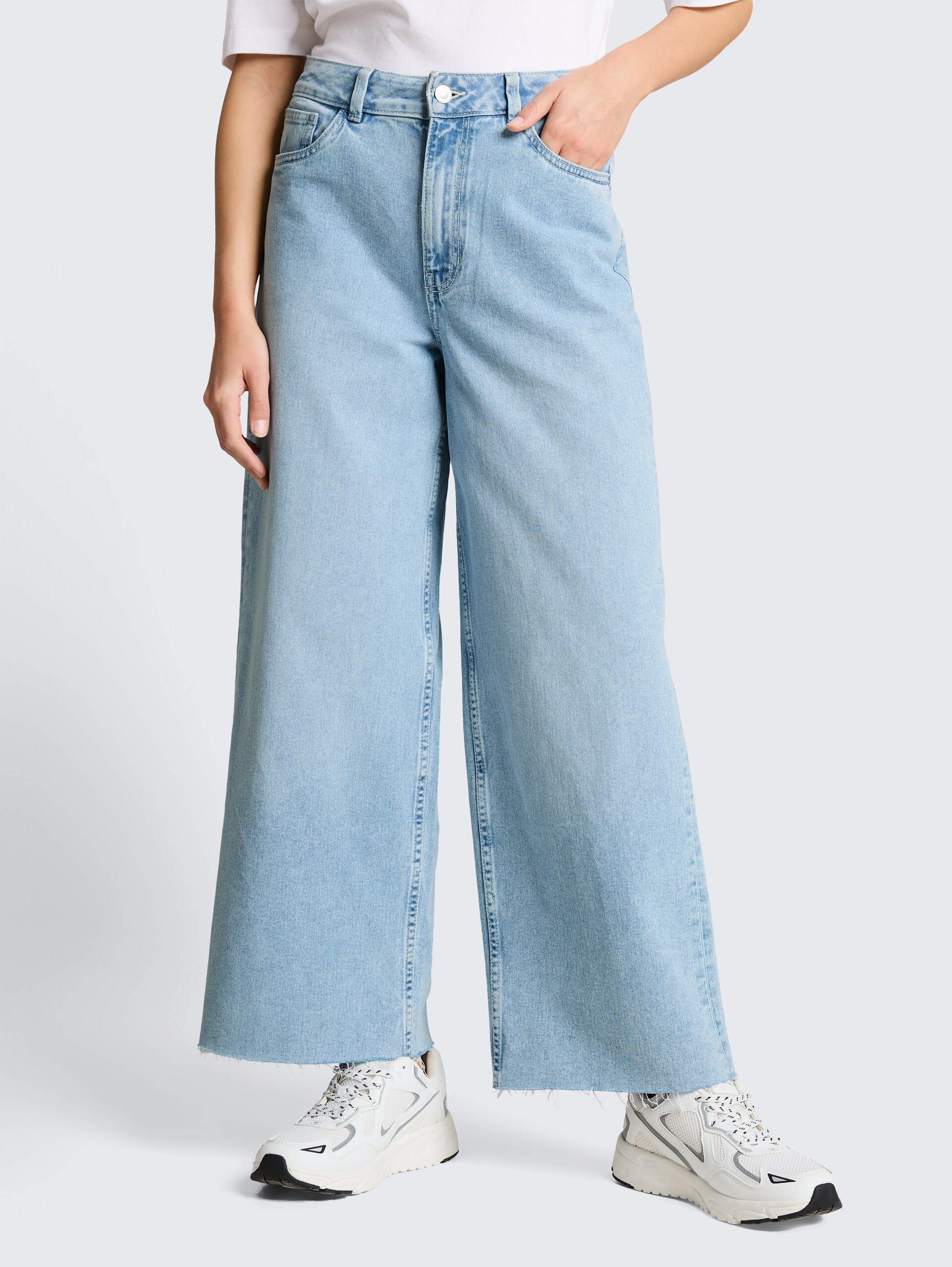 TTMIJA CULOTTE Jeans - Used Light Stone Blue Denim - Ausschnitt Model-Vorderansicht
