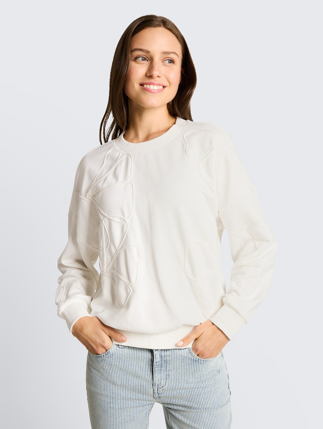 Loose Fit Sweatshirt mit Blumenmuster - Whisper White - Ausschnitt Model-Vorderansicht