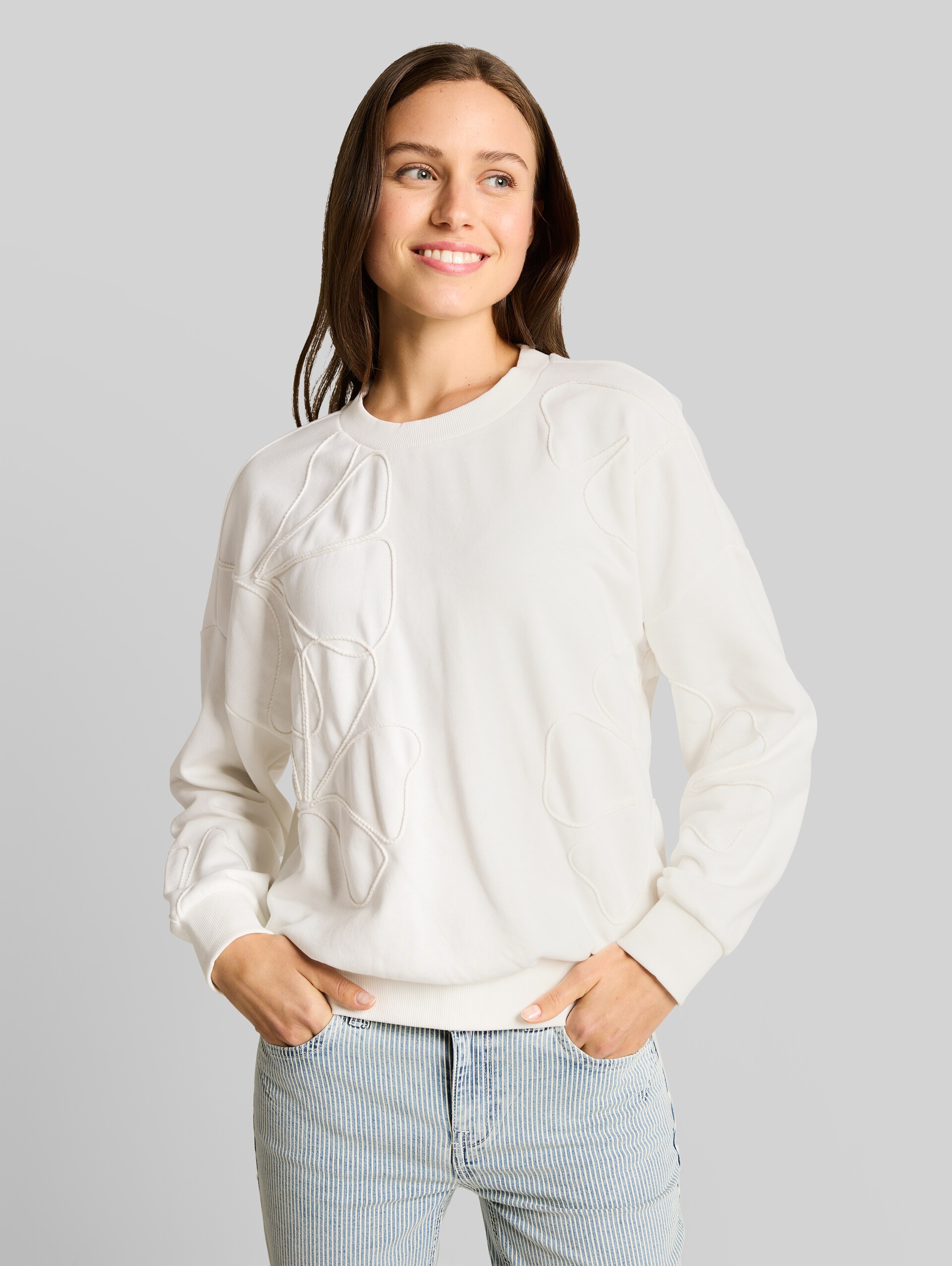 Loose fit sweatshirt with floral pattern - Whisper White - Neckline model front view