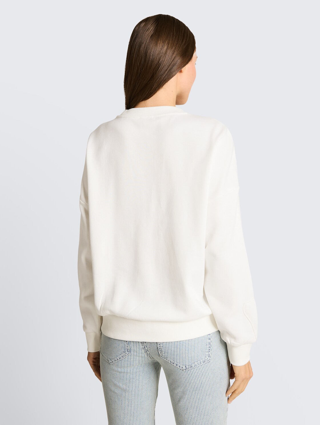 Loose Fit Sweatshirt mit Blumenmuster - Whisper White - Auschnitt Model-Rückansicht