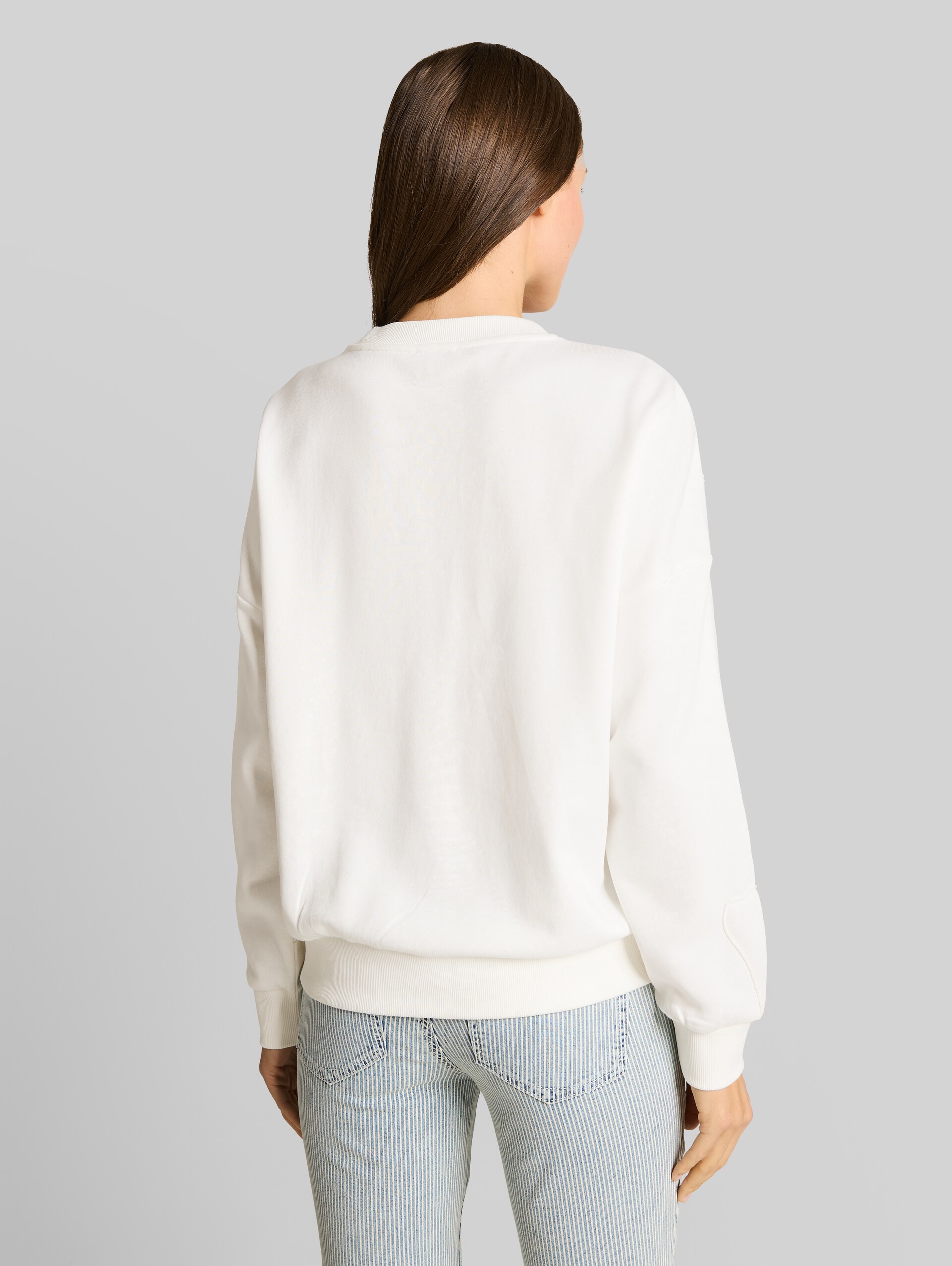 Loose fit sweatshirt with floral pattern - Whisper White - Neckline model-back view