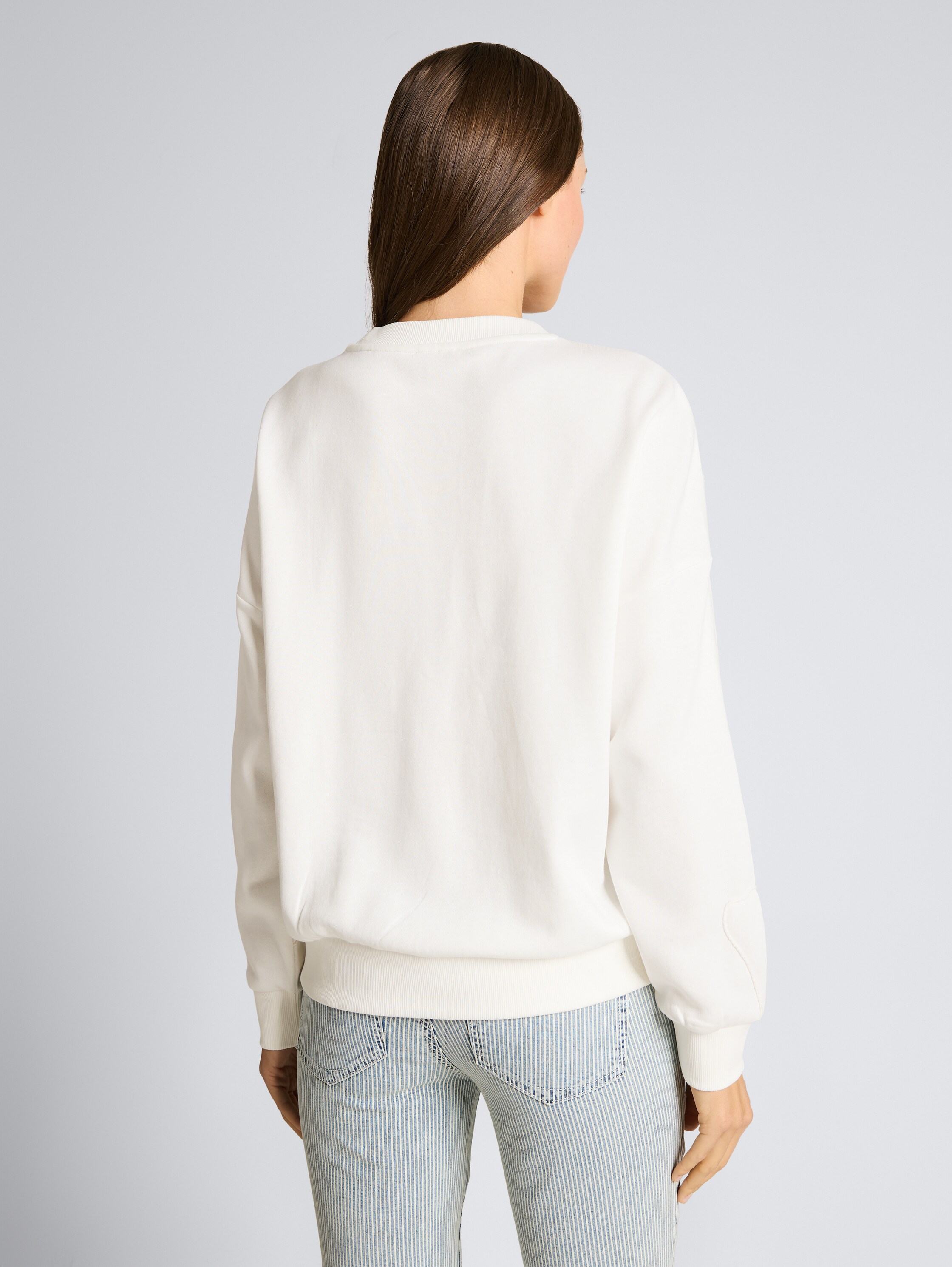 Loose Fit Sweatshirt mit Blumenmuster - Whisper White - Auschnitt Model-Rückansicht